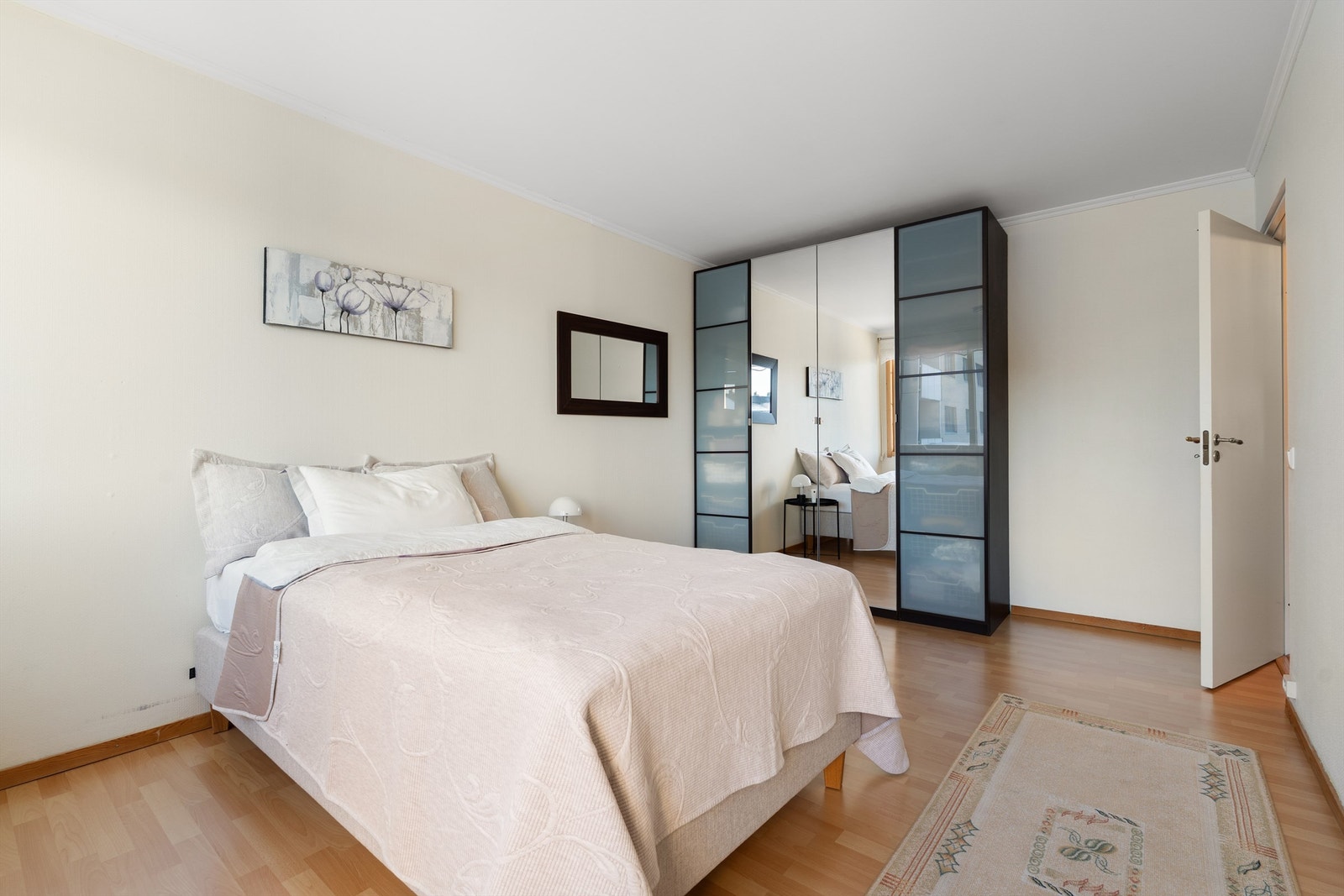 Soverommet har god plass til dobbeltseng av ønsket størrelse, nattbord og garderobeskap. Galleribilde