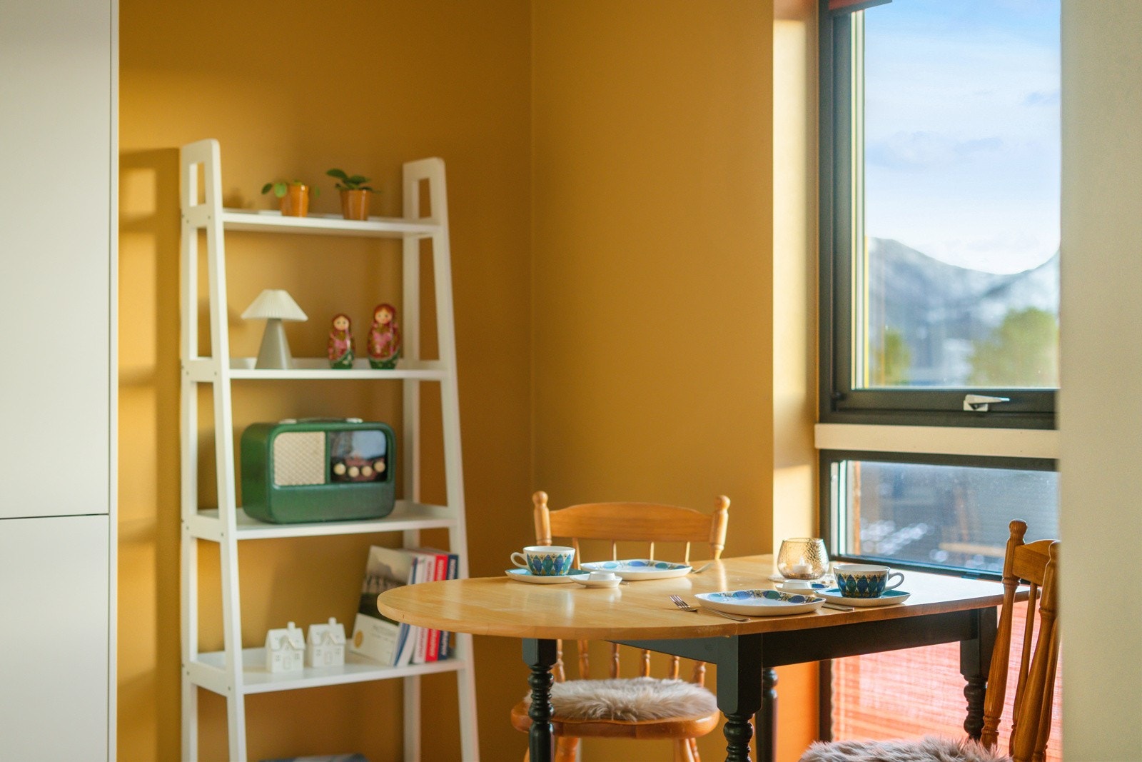 Her kan ein starte dagen med ein god frukost og nyte den flotte utsikta mot fjord og fjell Galleribilde