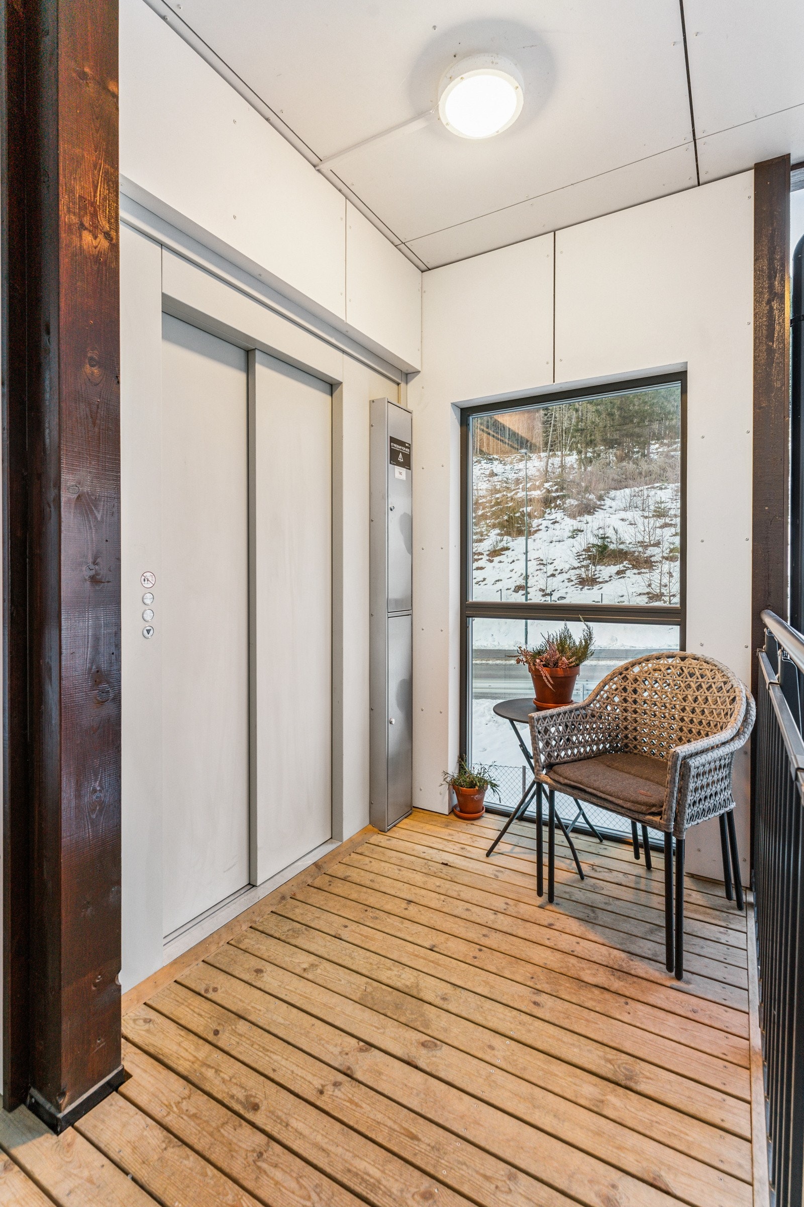 Lett og fin tilkomst med heis frå parkering og bakkeplan Galleribilde