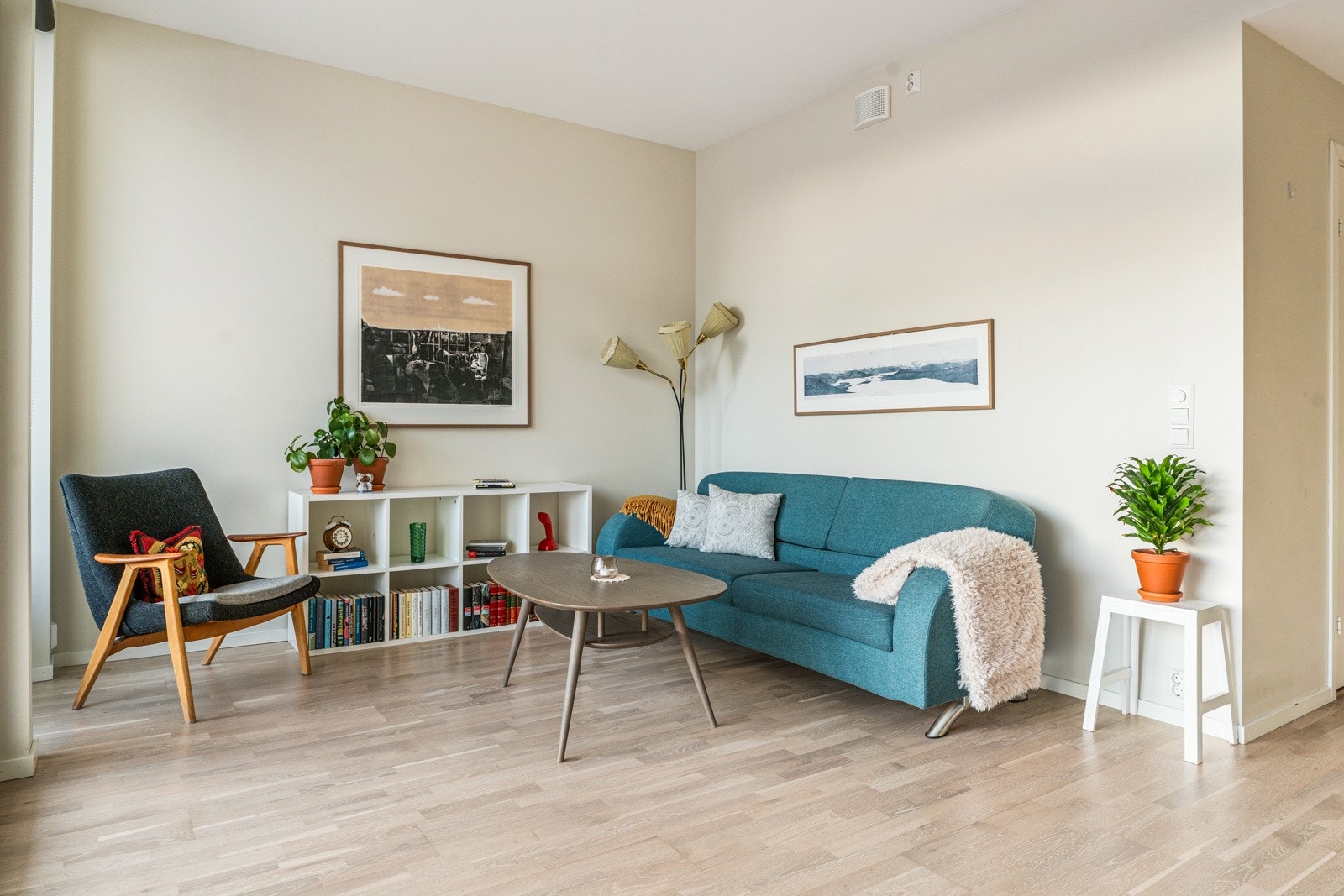 Slette overflater med listefrie overganger mot tak og vindauge gjev eit stilreint uttrykk Galleribilde