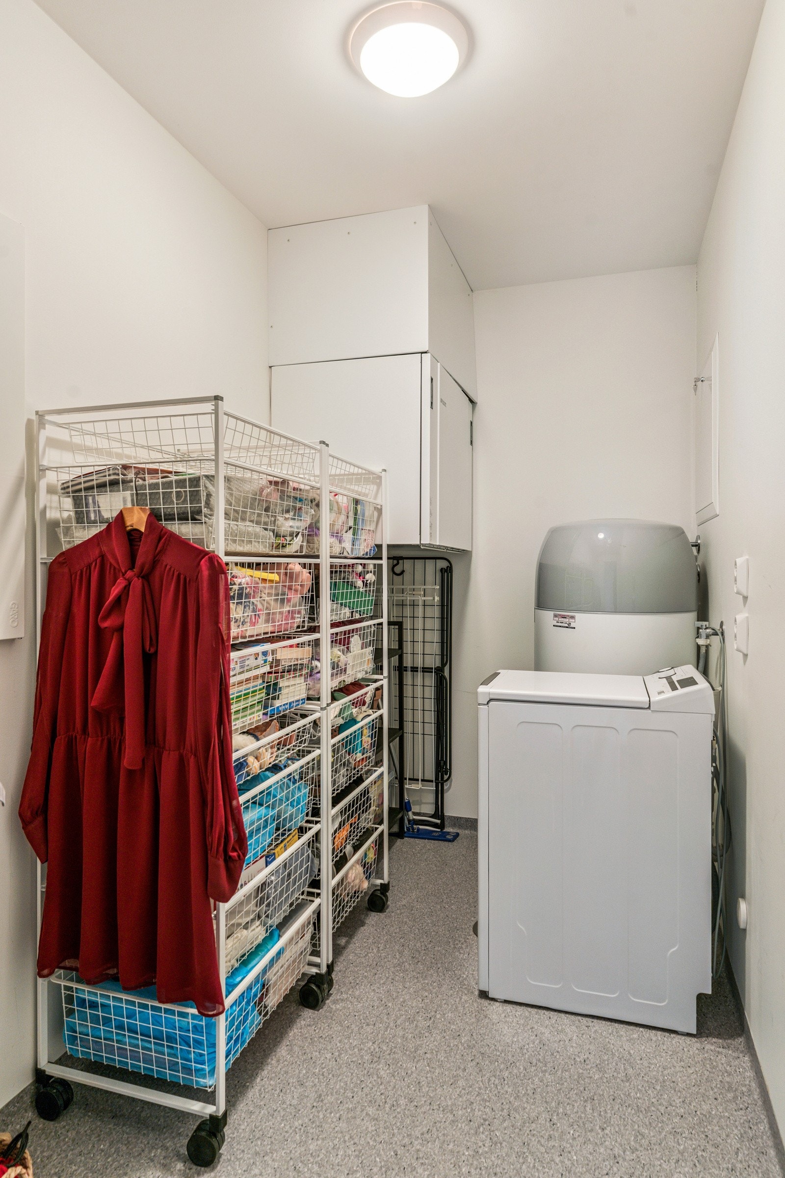 Praktisk bod/teknisk rom med opplegg for vaskemaskin og plass til gode oppbevaringsløysingar Galleribilde