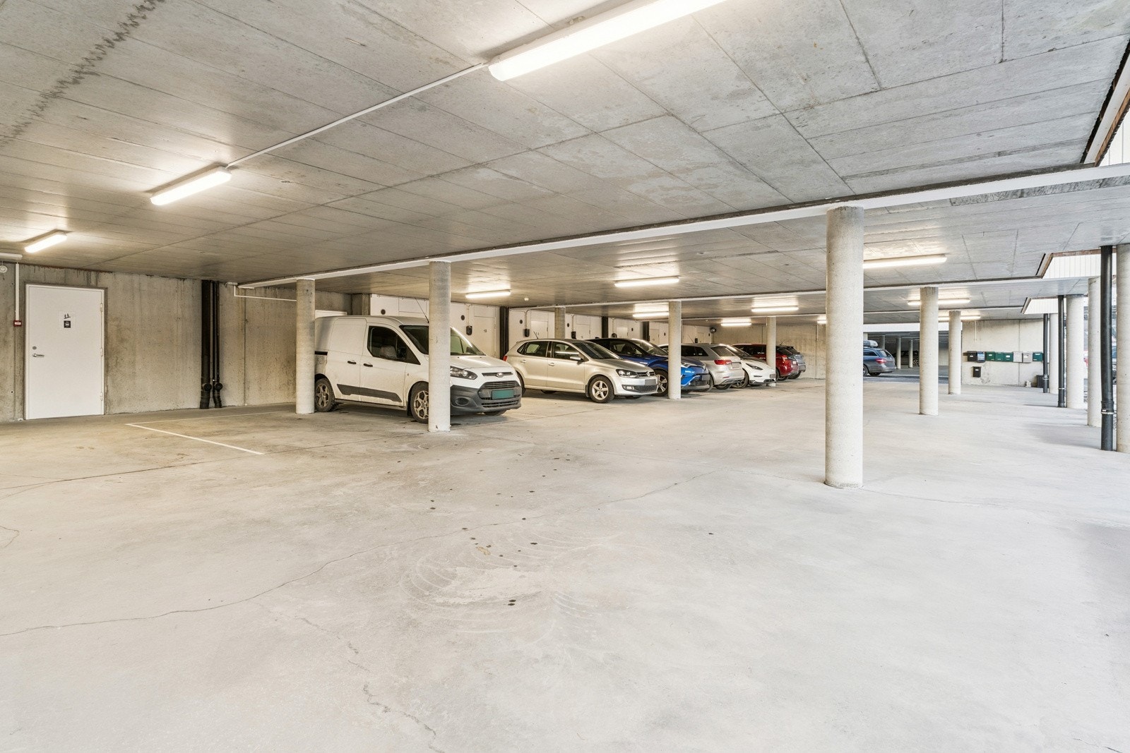 Parkeringsplass i felles carportanlegg i underetasjen. Praktisk bod i tilknyting med gode lagringstilhøve Galleribilde