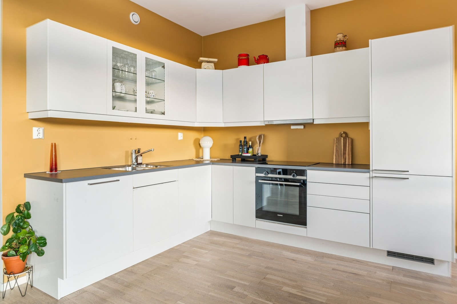 Godt med skapplass og integrerte kvitevarer med: kjøl/fryseskap, steikeomn, oppvaskmaskin og induksjonstopp Galleribilde