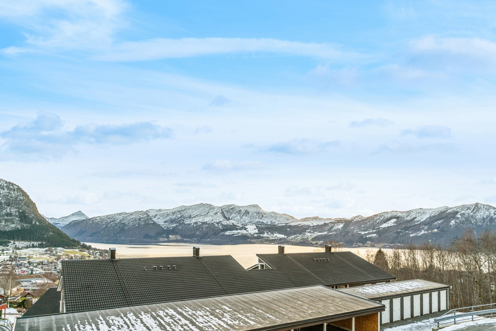 Attraktiv beliggenheit i solrikt område med flott fjordutsikt og fint natur- og friområde i umiddelbar nærleik Galleribilde