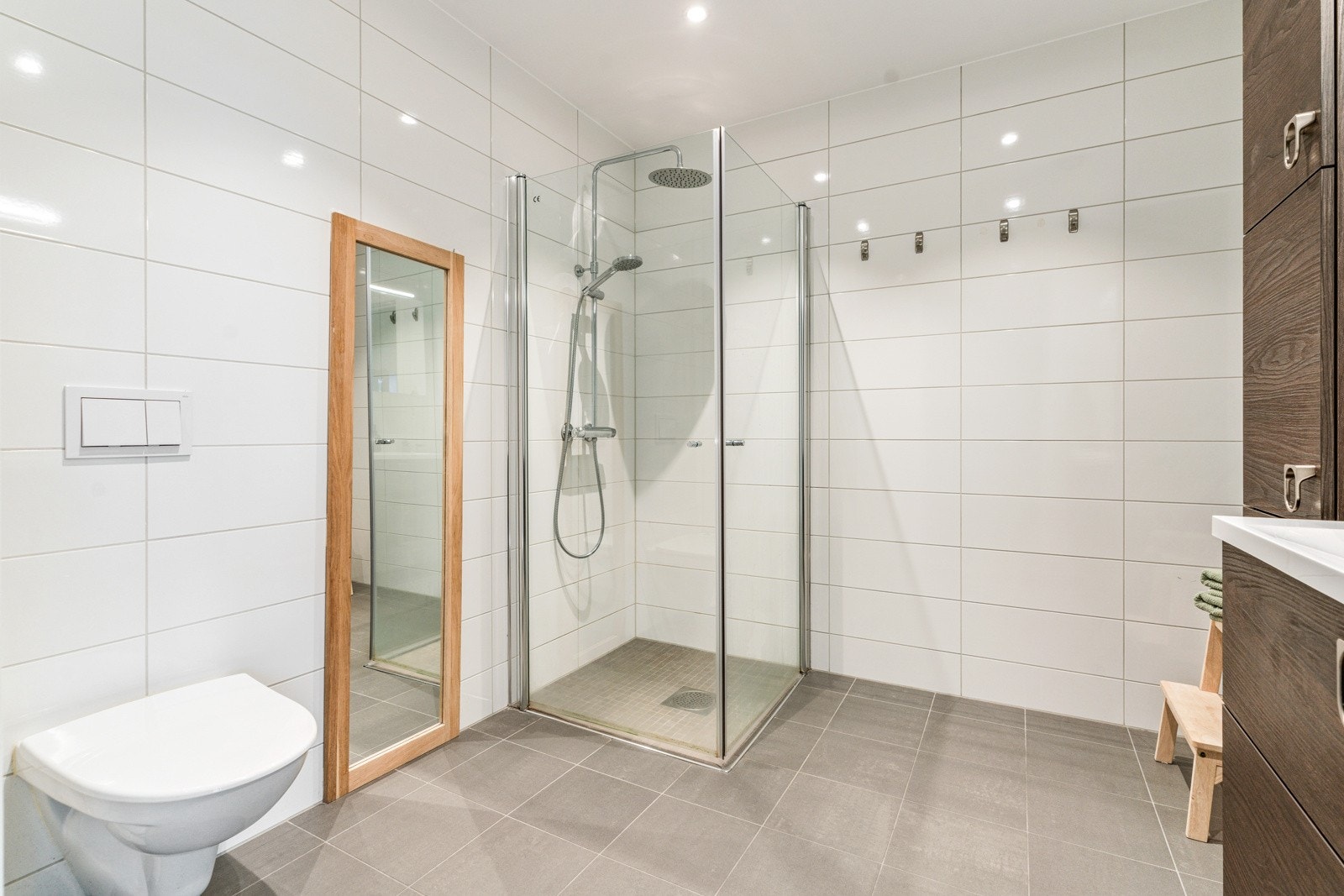 Delikat og romsleg bad med fliser i nøytralt fargeval Galleribilde