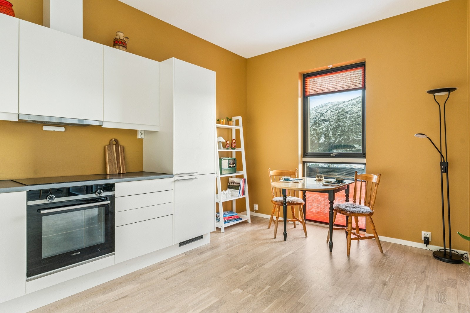 Spisebordet finn si naturlege plassering ved vindauget Galleribilde