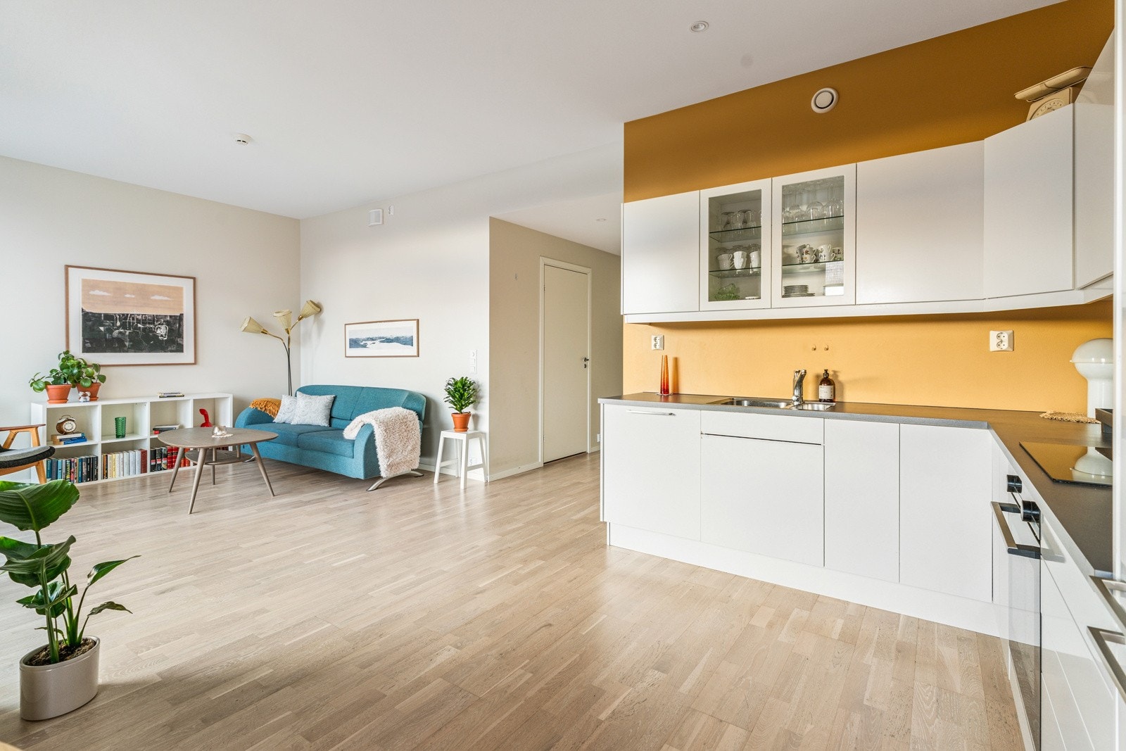 Stove og kjøkken er i open løysing og utgjer saman eit sosialt og flott allrom som gjev ei god ramme for eit godt kvardagsliv Galleribilde