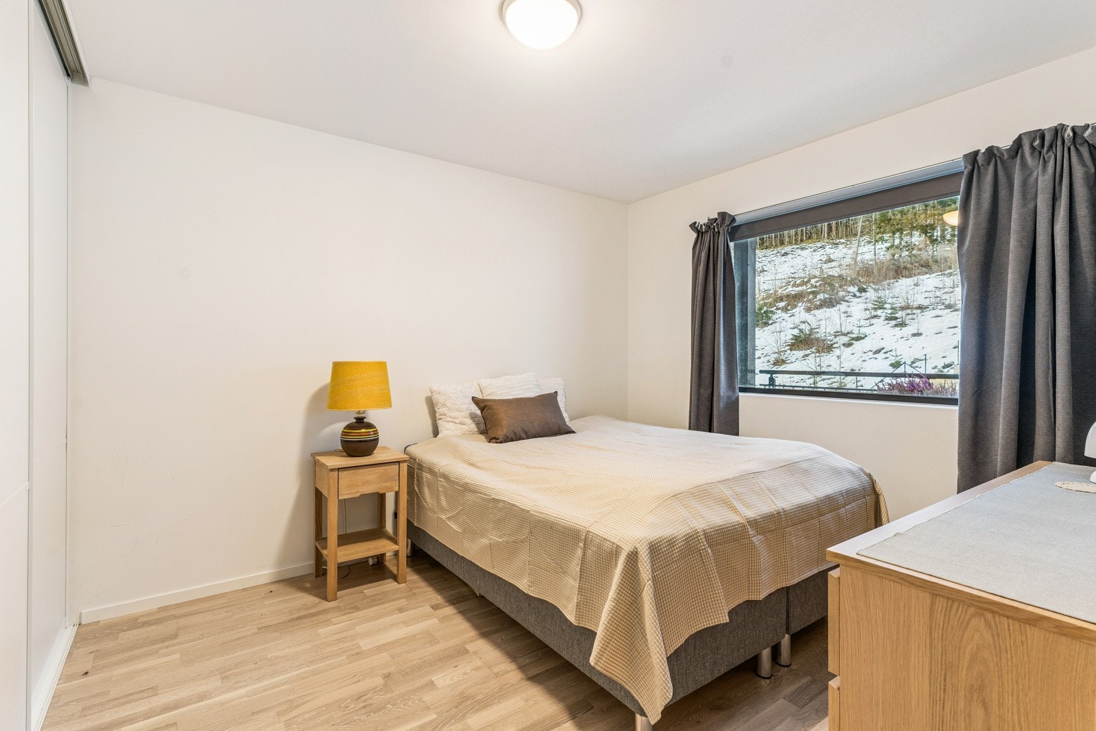 Det er to gode soverom i bustaden. Hovudsoverommet er romsleg med skyvedørsgarderobe, perfekt for oppbevaring av klede og tilbehøyr Galleribilde