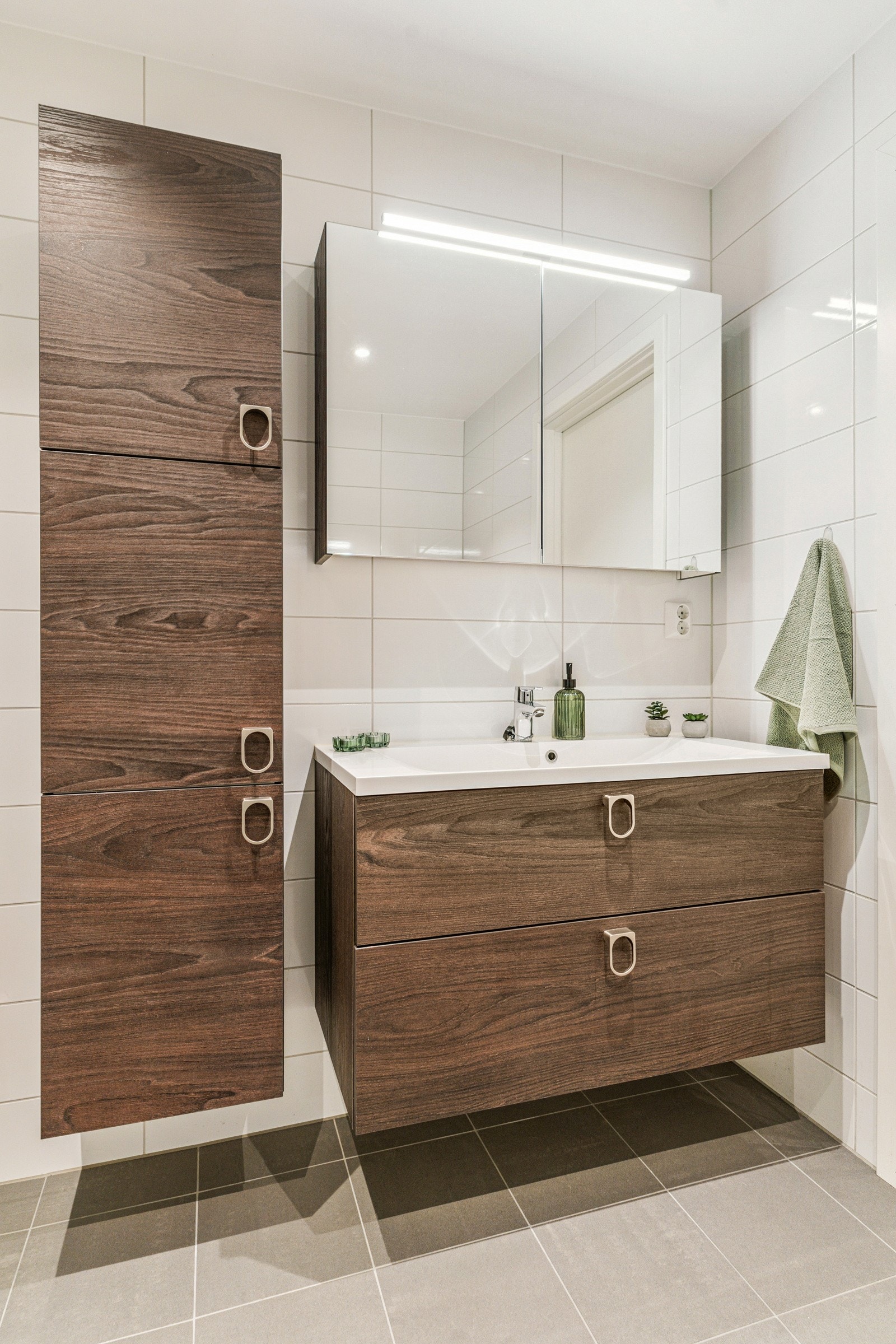 Moderne innreiing med store skuffer og veggskap. God oppbevaringsplass gjer det enkelt å halde orden og system på badet Galleribilde