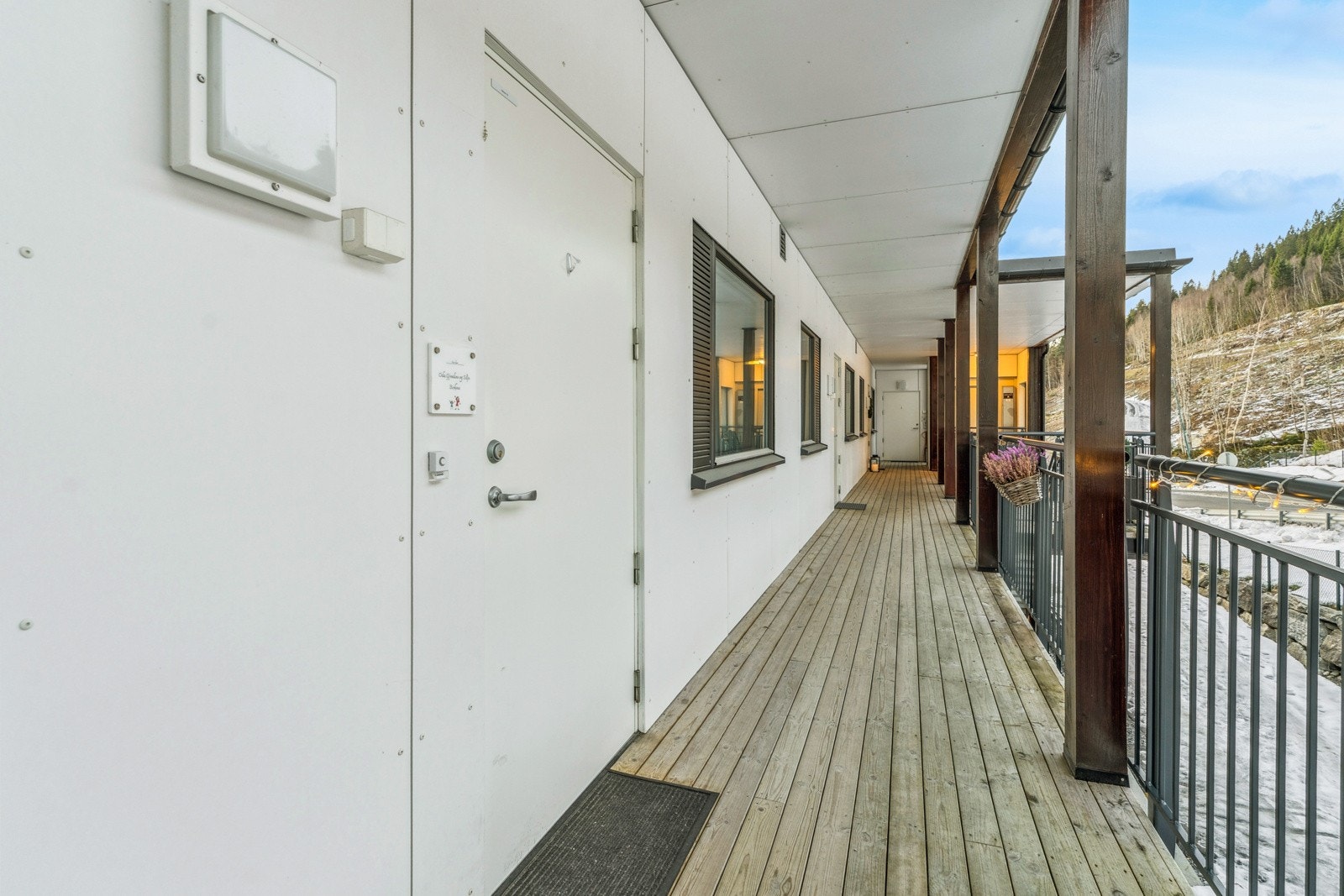 Med overbygd svalgang til inngangspartiet kan ein gå tørrskodd frå bil til bustad Galleribilde