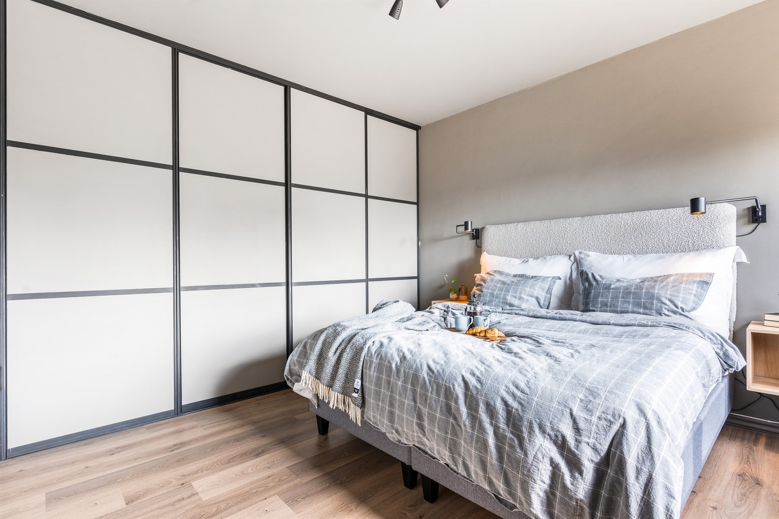 Hovedsoverommet er oppmålt til over 15 kvm. Skyvedørsgarderoben utnytter hele rommets bredde. Galleribilde