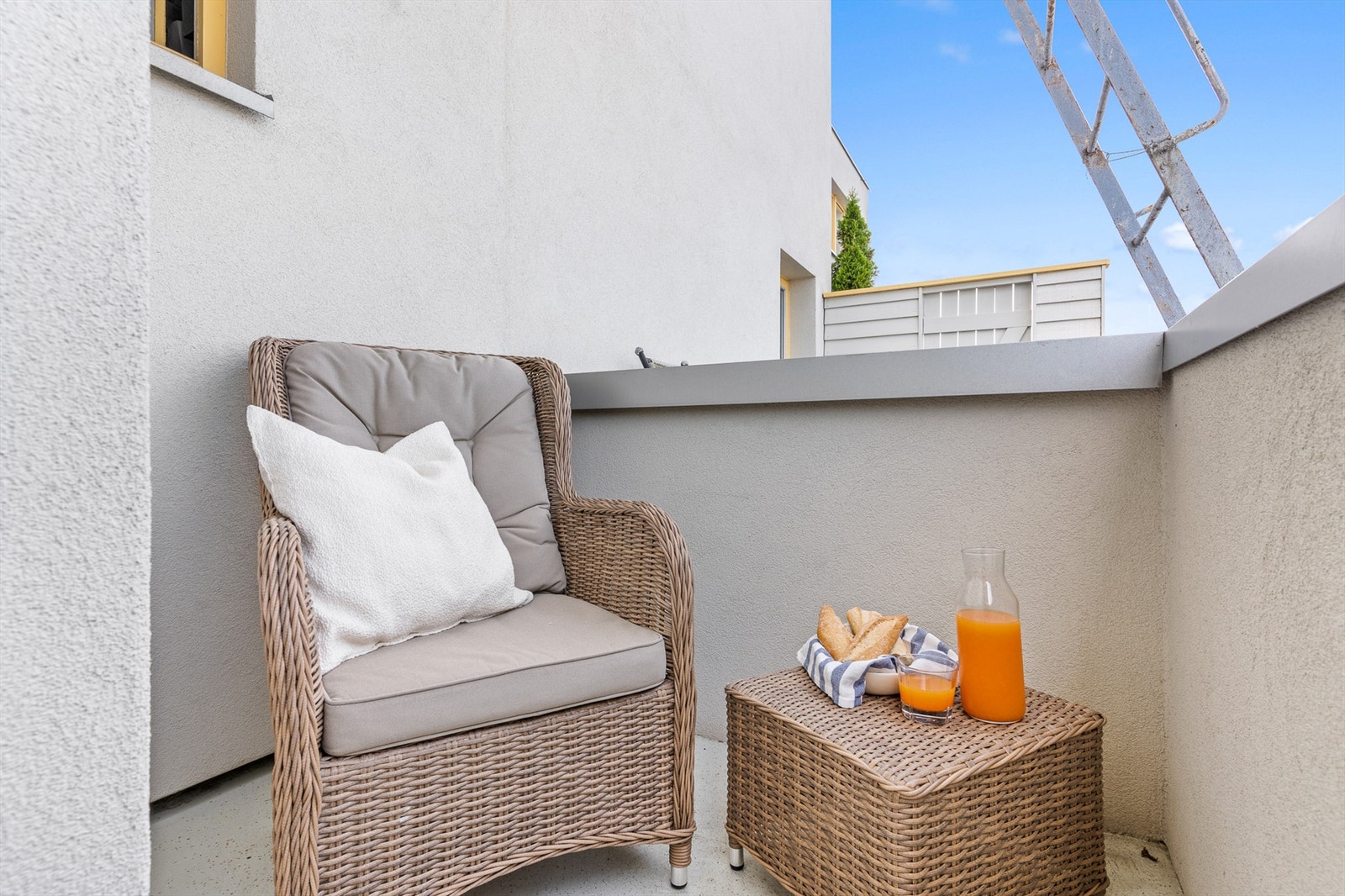 Denne balkongen er orientert i nord-vestlig retning, mot solens gang sen kveld sommerstid. Galleribilde