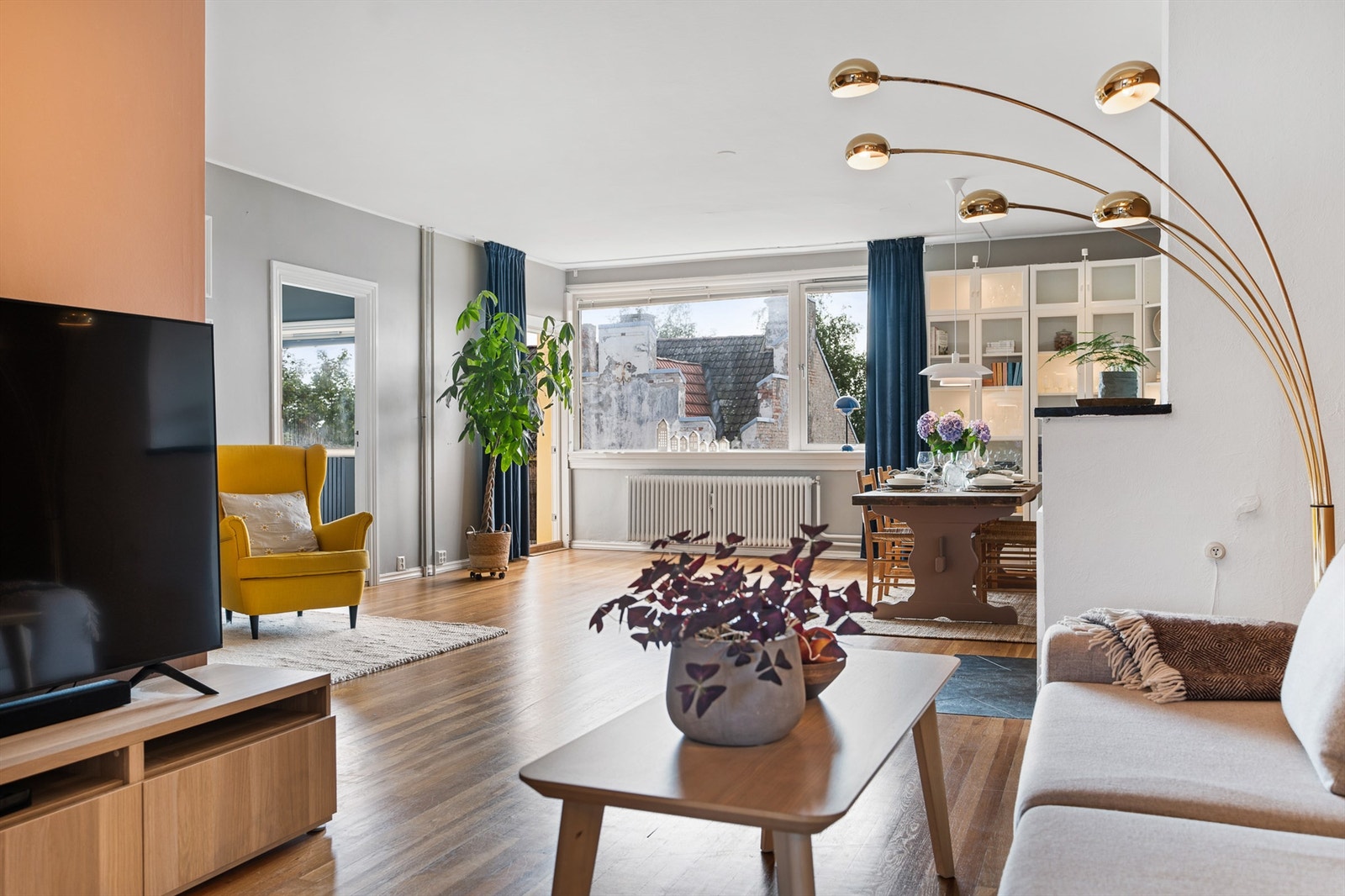 Høyden av tredje etasje gir gode lysforhold i stuen dagen gjennom. Galleribilde