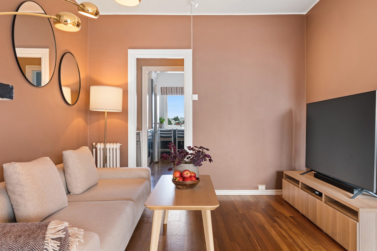 Kjøkkenet er lett tilgjengelig fra stuen og orientert inn mot bakgården. Galleribilde