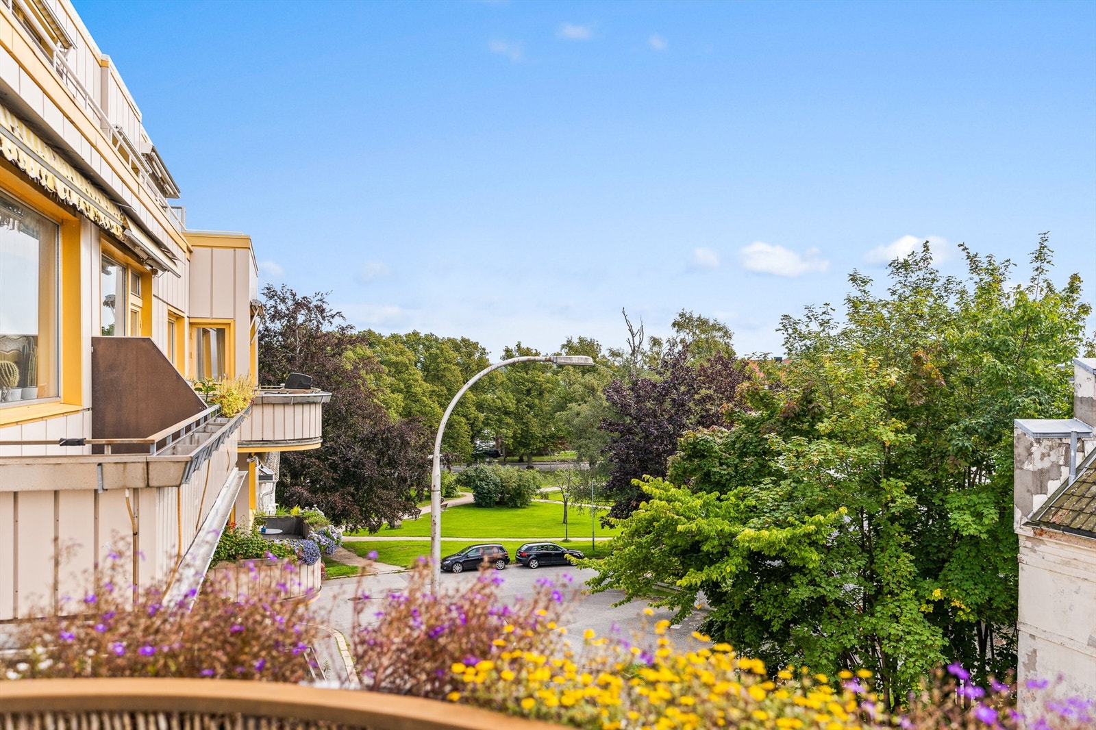 Leiligheten har en luftig plassering i tredje etasje. Fra balkongen på sydsiden sees blant annet Jernbaneparken, én av flere grønne lunger i nærmiljøet. Galleribilde