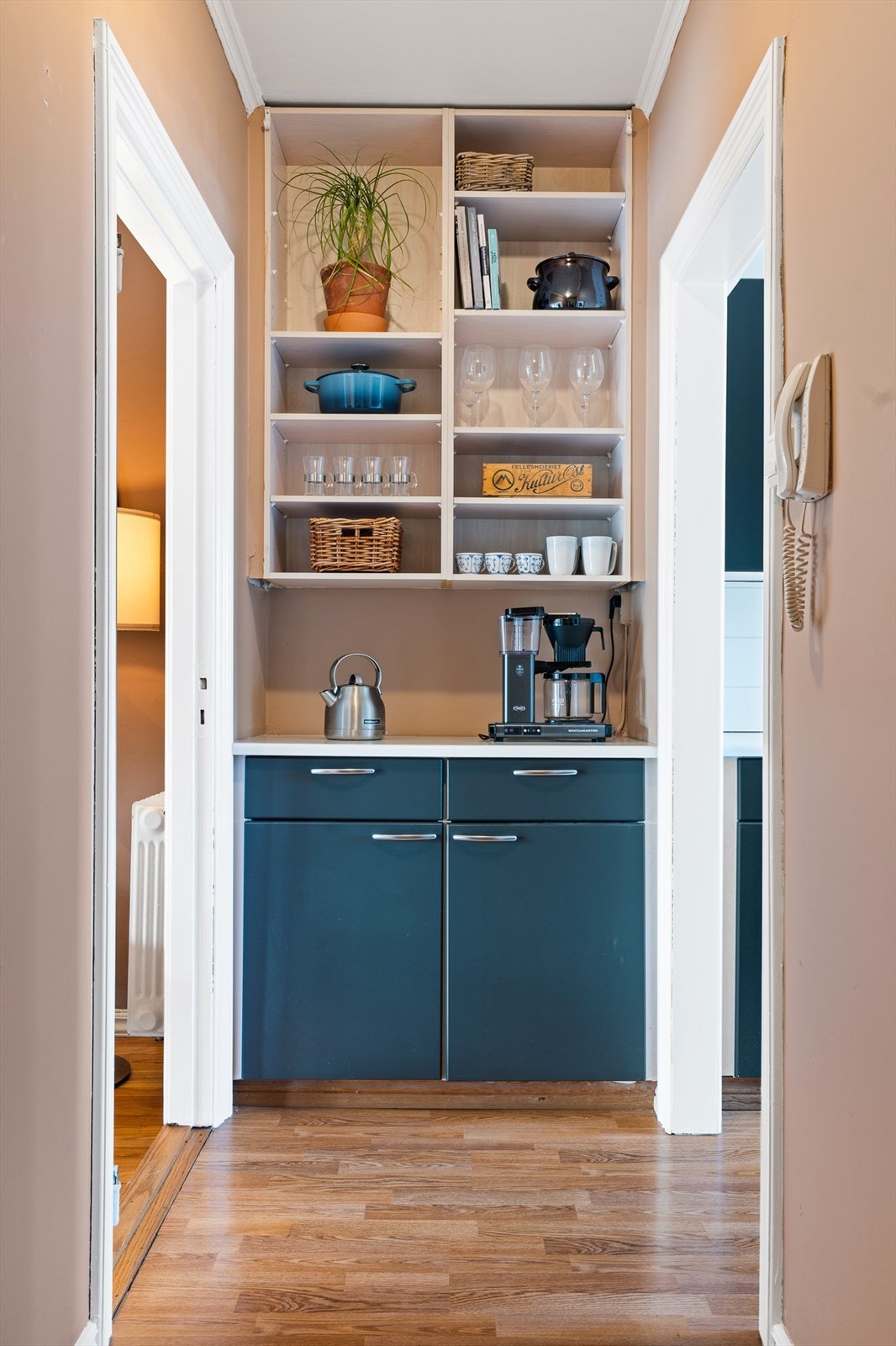 Anretning, mellom stuen og kjøkkenet. Galleribilde