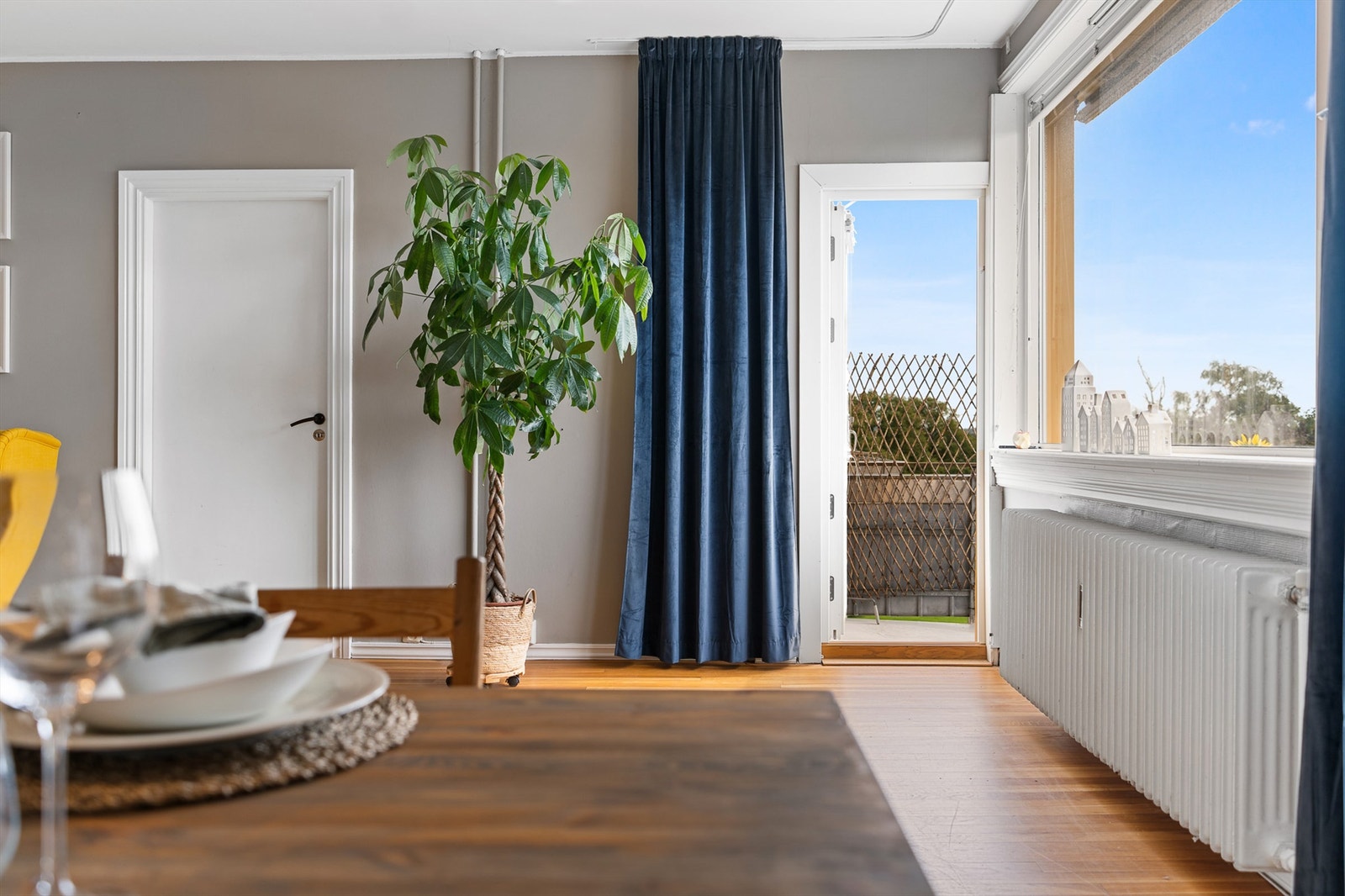 Oppvarming skjer med hjelp av radiatorer. Galleribilde