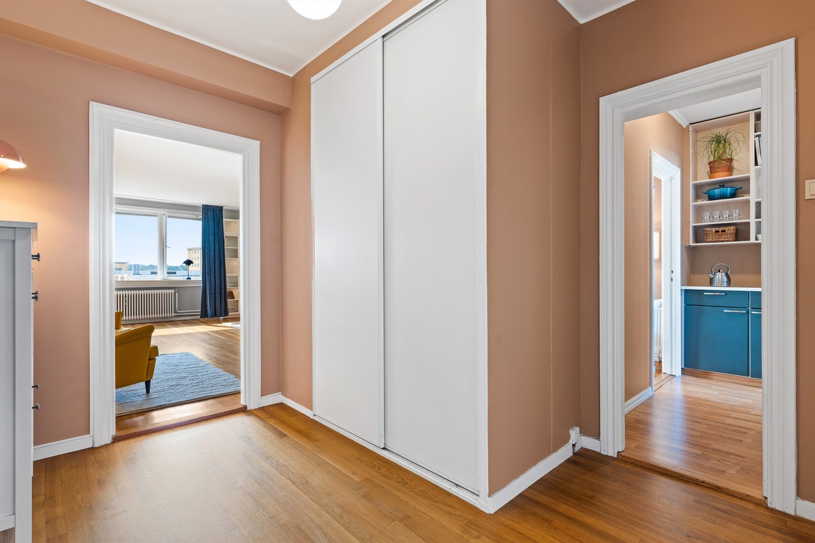 Entreens skyvedørsgarderobe oppbevarer yttertøyet lett tilgjengelig. Galleribilde