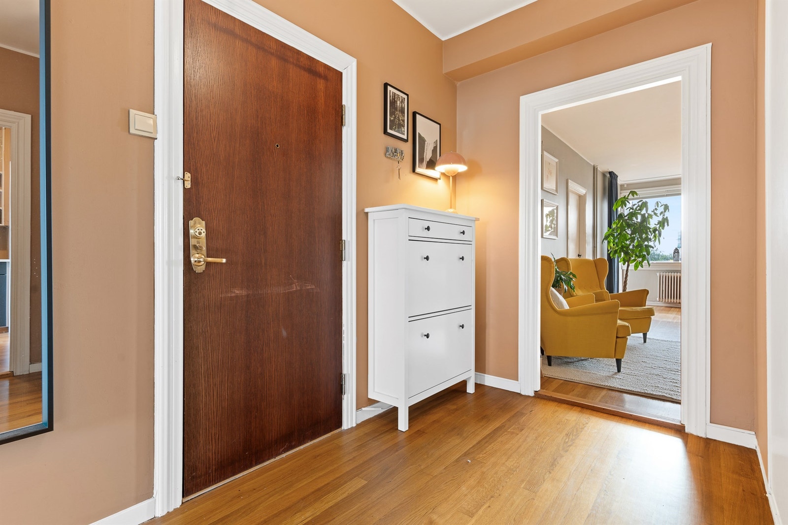 Adkomst skjer via felles innvendig trapperom. Galleribilde