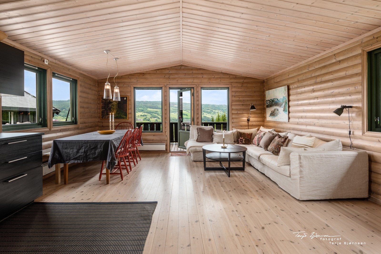 Røyset tak gir en god romfølelse og får rommet til å virke åpent og luftig Galleribilde