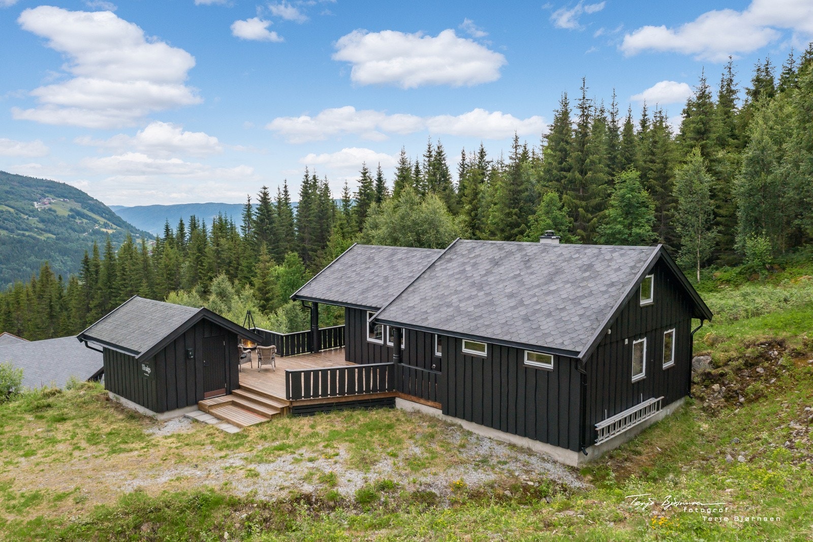 Hytte med uthus Galleribilde