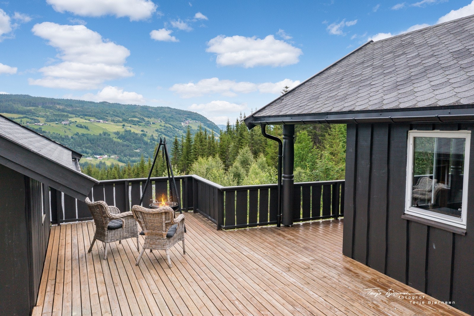 Stor terrasse som er delevis overbygget Galleribilde