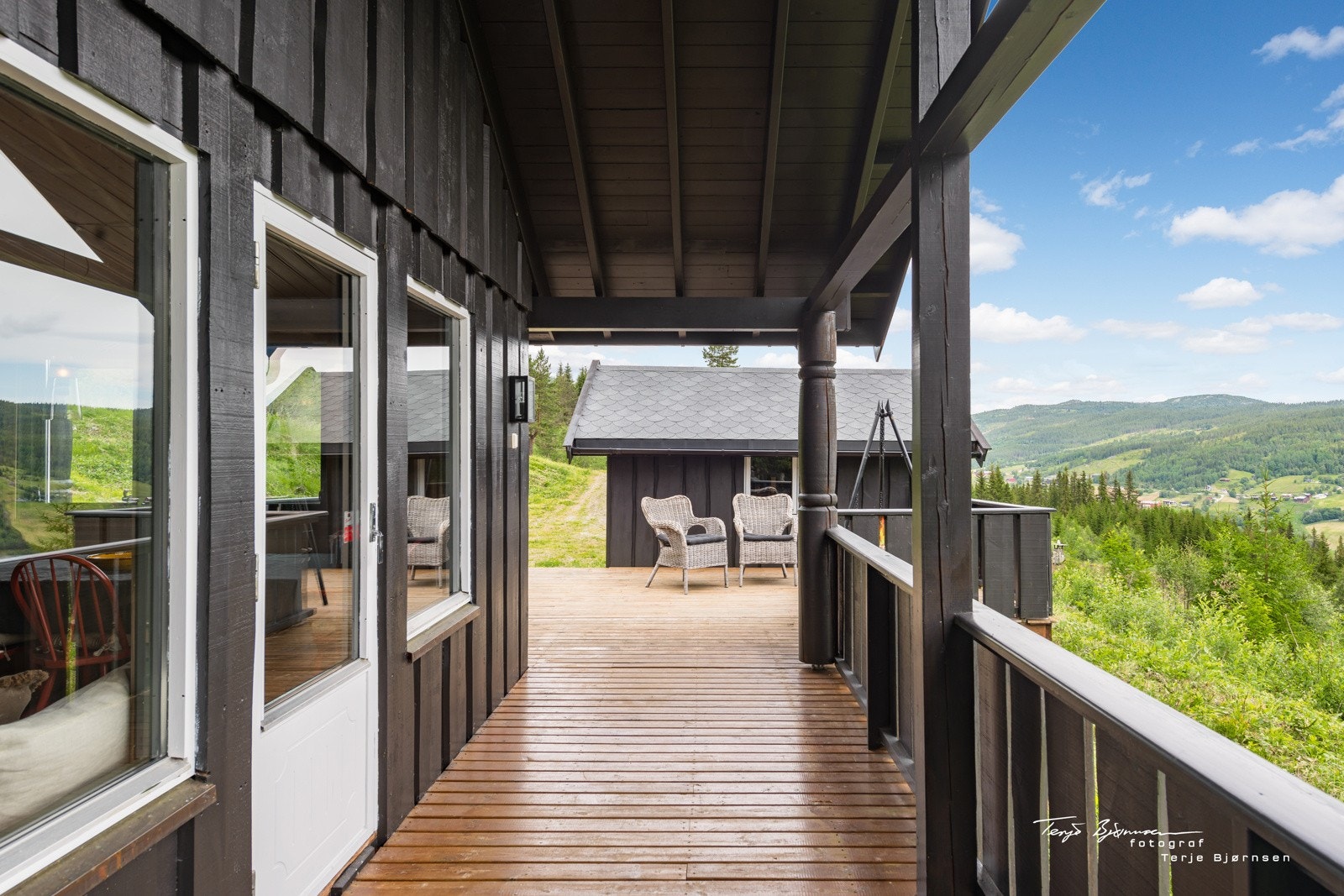 Utgang fra stue til overbygget terrasse Galleribilde