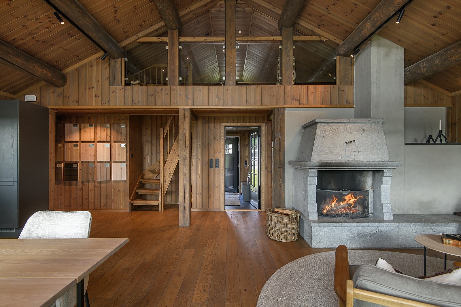 Tak og vegger behandlet med Osmo i fargen Kongle. Bilde fra vår visningshytte på Norsk Hyttesenter, Hellerudsletta Galleribilde