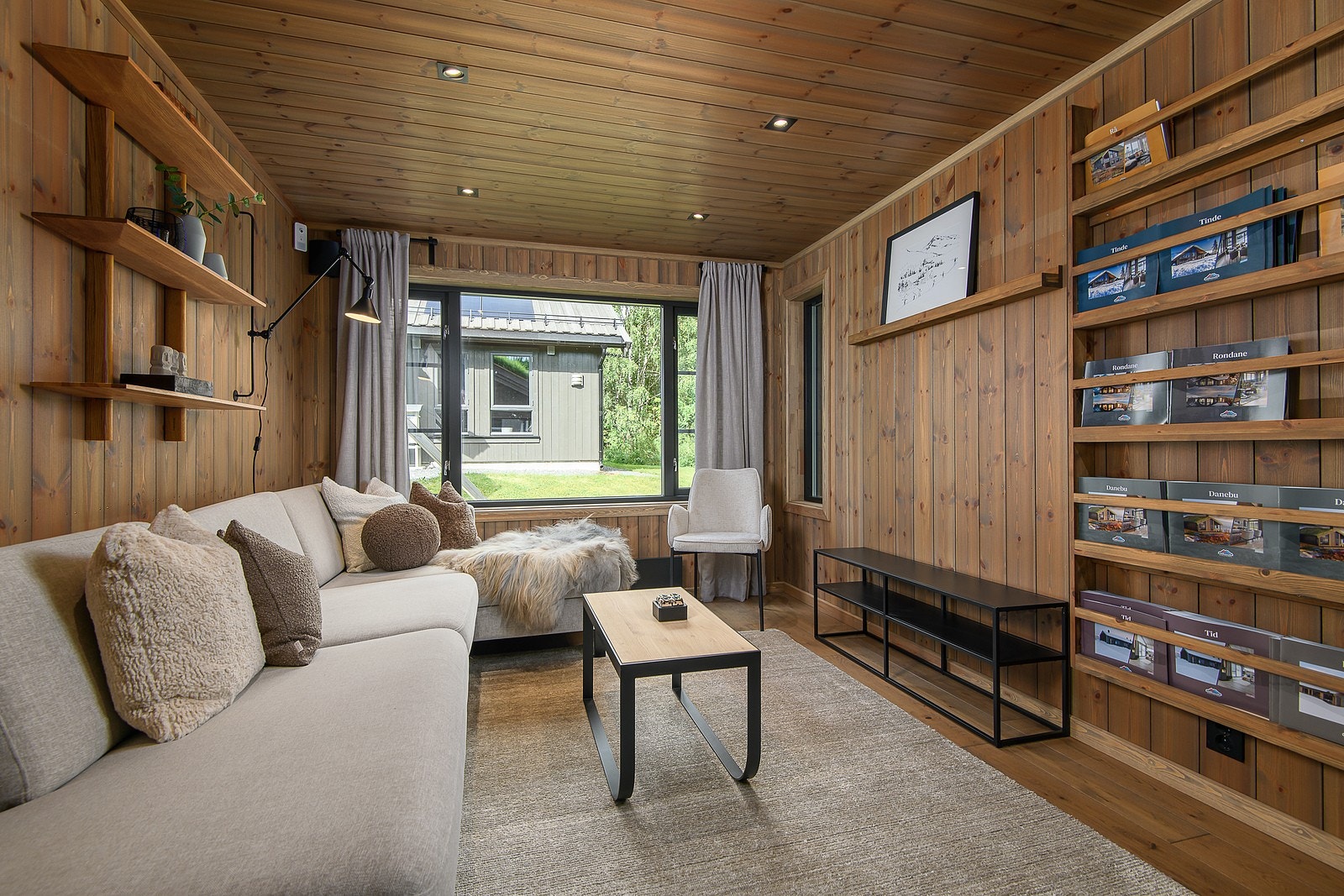 Koselig TV-stue. Bilde fra vår visningshytte på Norsk Hyttesenter, Hellerudsletta Galleribilde