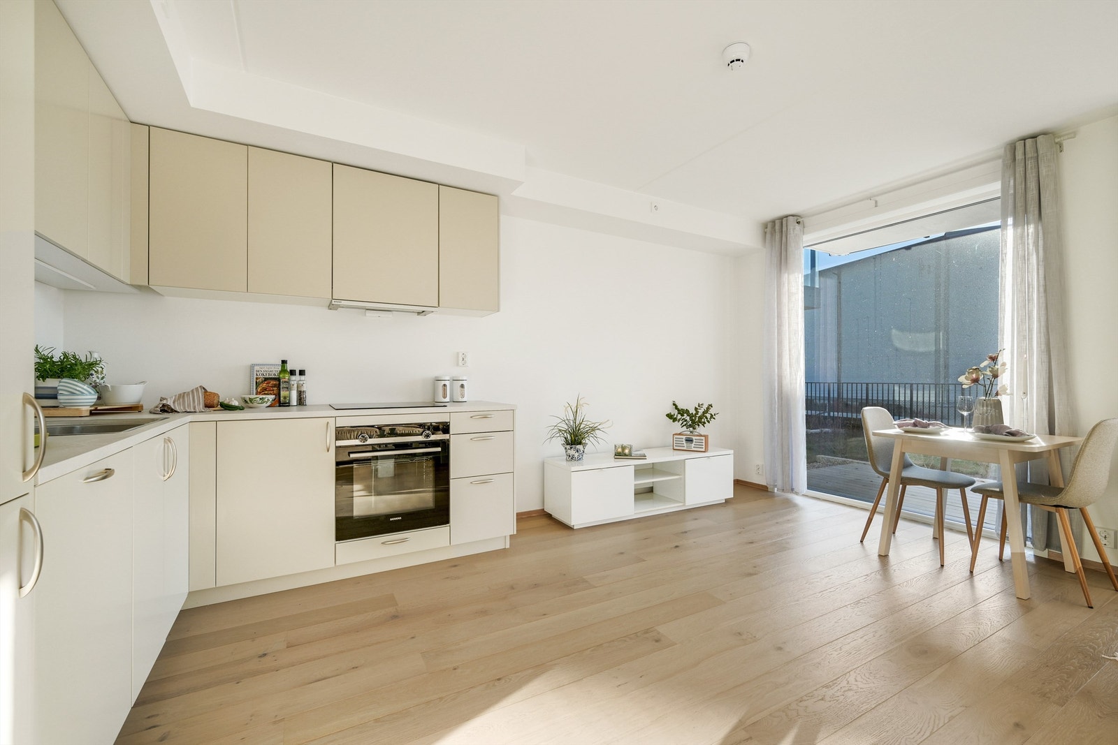 Romslig stue og kjøkkendel. Fotograf: Kristian Bollæren ved Fotofinish Galleribilde