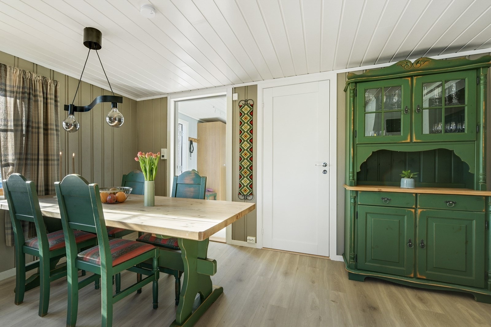 Lys og hyggelig stue med god plass til spiseplass og salong Galleribilde