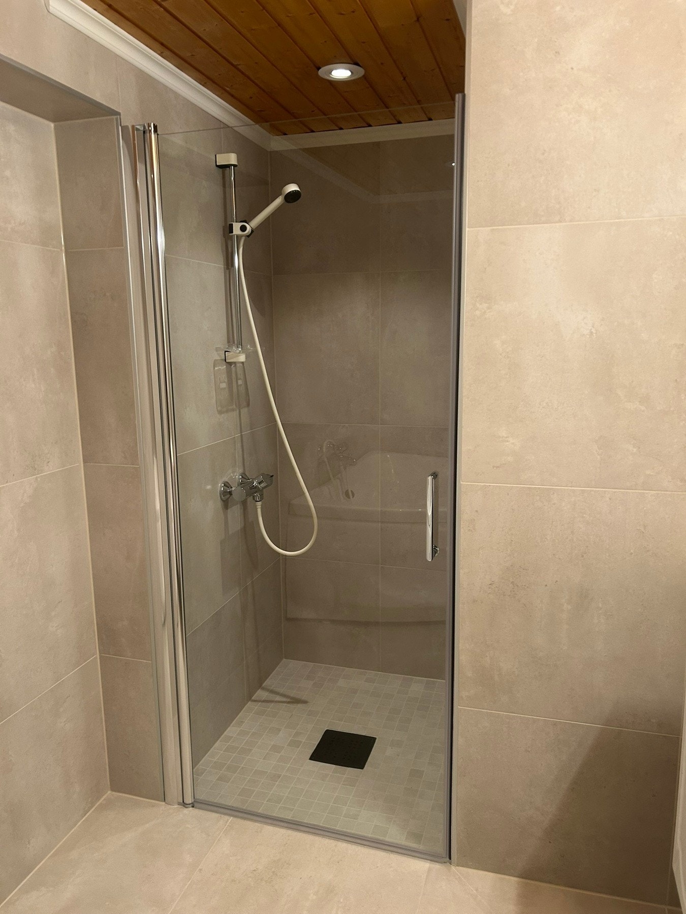 Årsaken var oversvømmelse/tilbakeslag fra avløpet. Huseier har også samtidig skiftet ut til ny avløpsledning fra kum og ut av tomta. Galleribilde