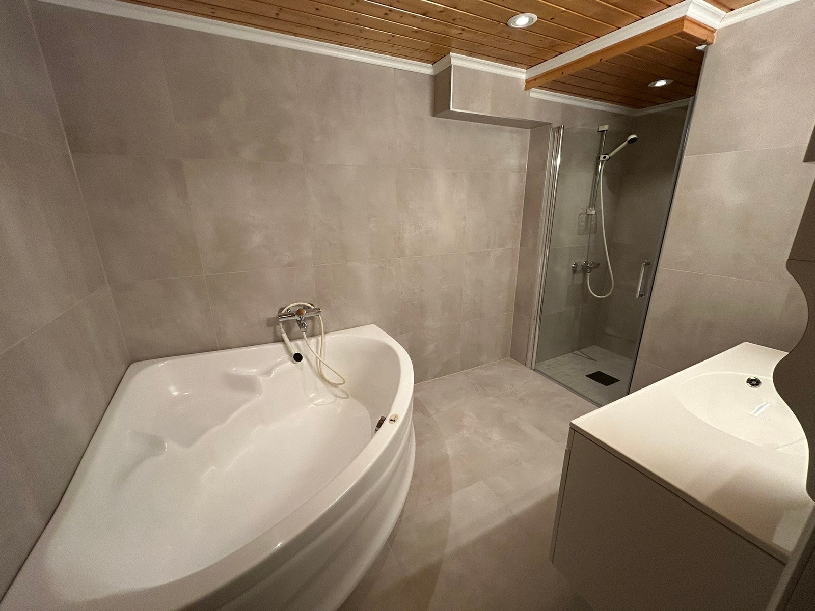 Deriblant er det store badet helt nytt . Dette var en forsikringssak, og alt arbeidet er utført i regi av IF Forsikring med sertifiserte entreprenører. Galleribilde