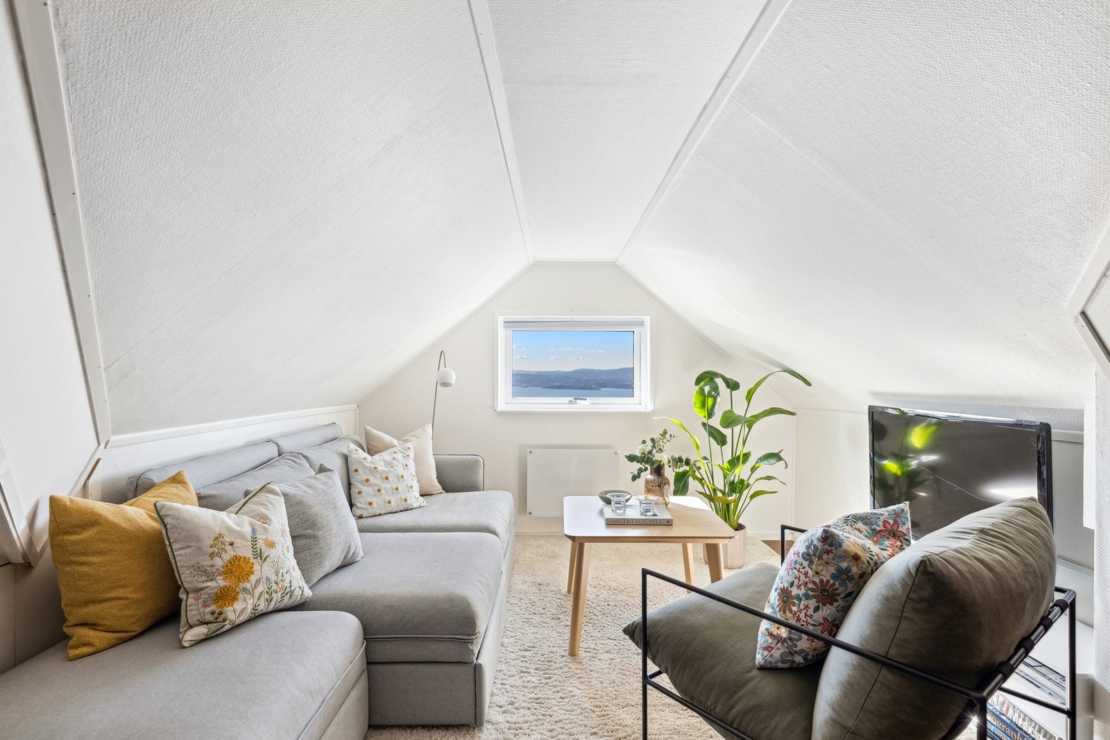 I andre etasje er det innredet med en tv-stue, perfekt for barn eller unge som har venner på besøk. Galleribilde