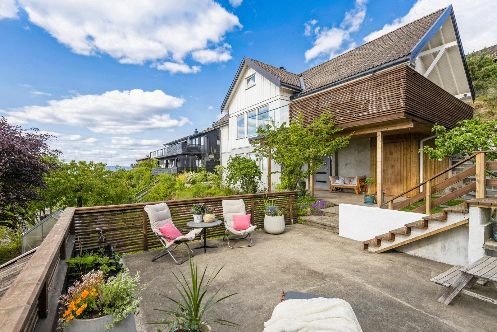 God plass til flere sittegrupper, grill, planter og det man måtte ønske. Galleribilde