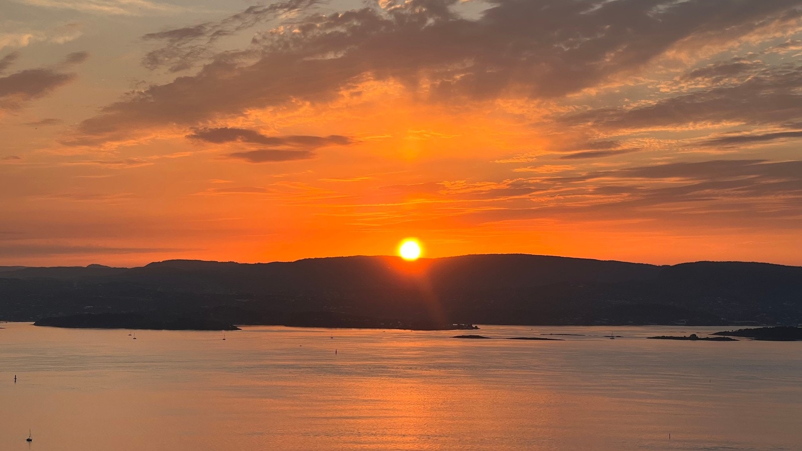 Nyt de vakreste solnedganger fra egen stue! Galleribilde