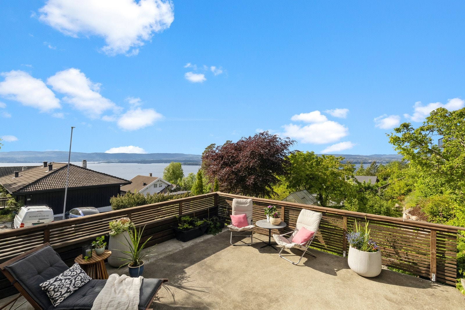 Solrik beliggenhet med flotte uteplasser og spektakulær utsikt mot Oslofjorden og innseilingen Galleribilde