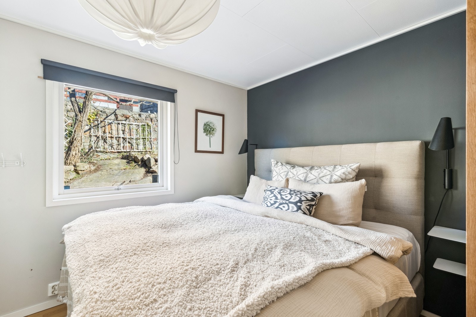 Hovedsoverommet er romslig og innbydende med god plass til stor dobbeltseng og tilhørende nattbord. Galleribilde