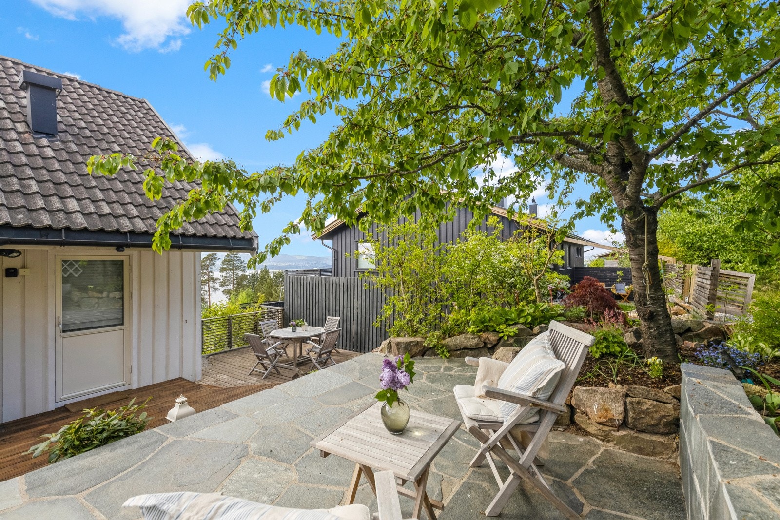 Flott platting med skiferheller hvor man kan nyte en kaffekopp i morgensolen. Galleribilde