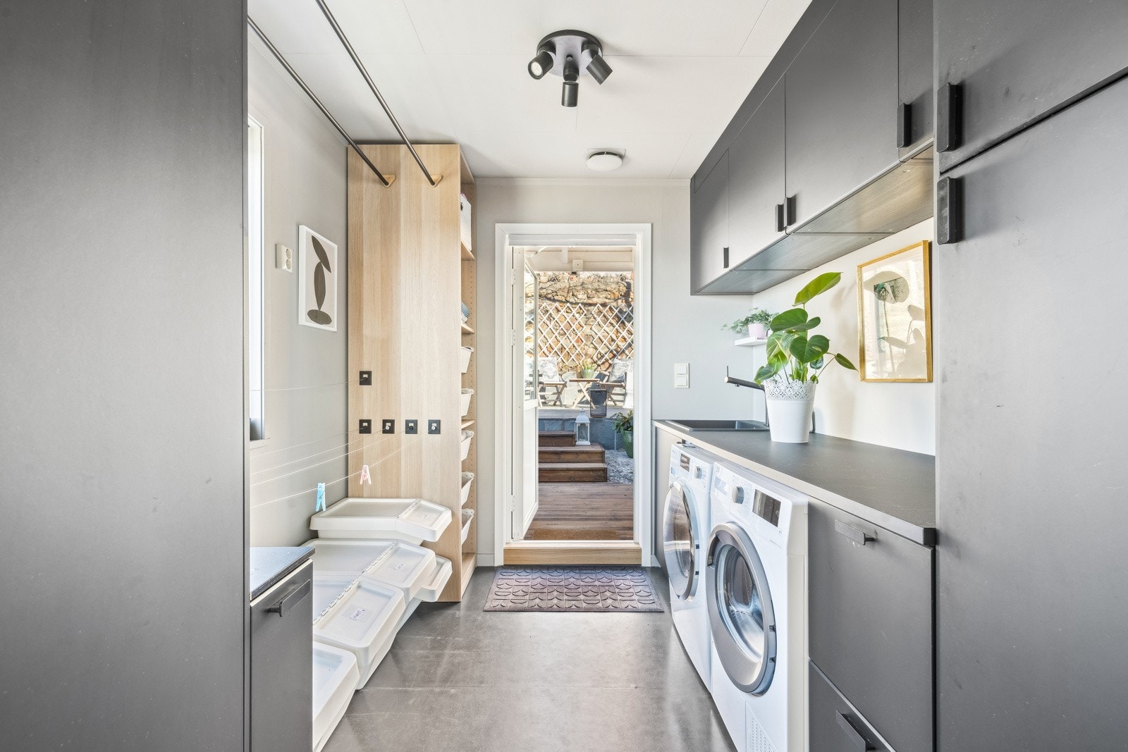 Praktisk vaskerom med tilknytning til kjøkkenet og utearealet på baksiden av boligen. Galleribilde