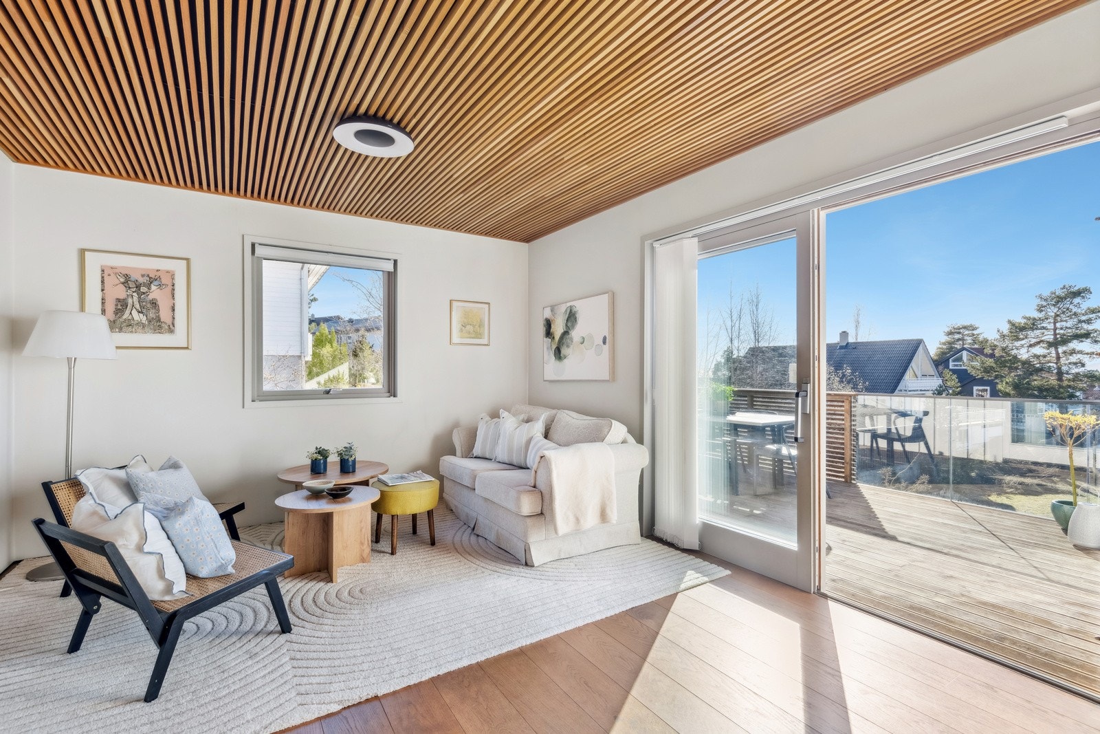 Stuen har en funksjonell planløsning hvor man enkelt kan dele inn i hyggelige soner. Galleribilde