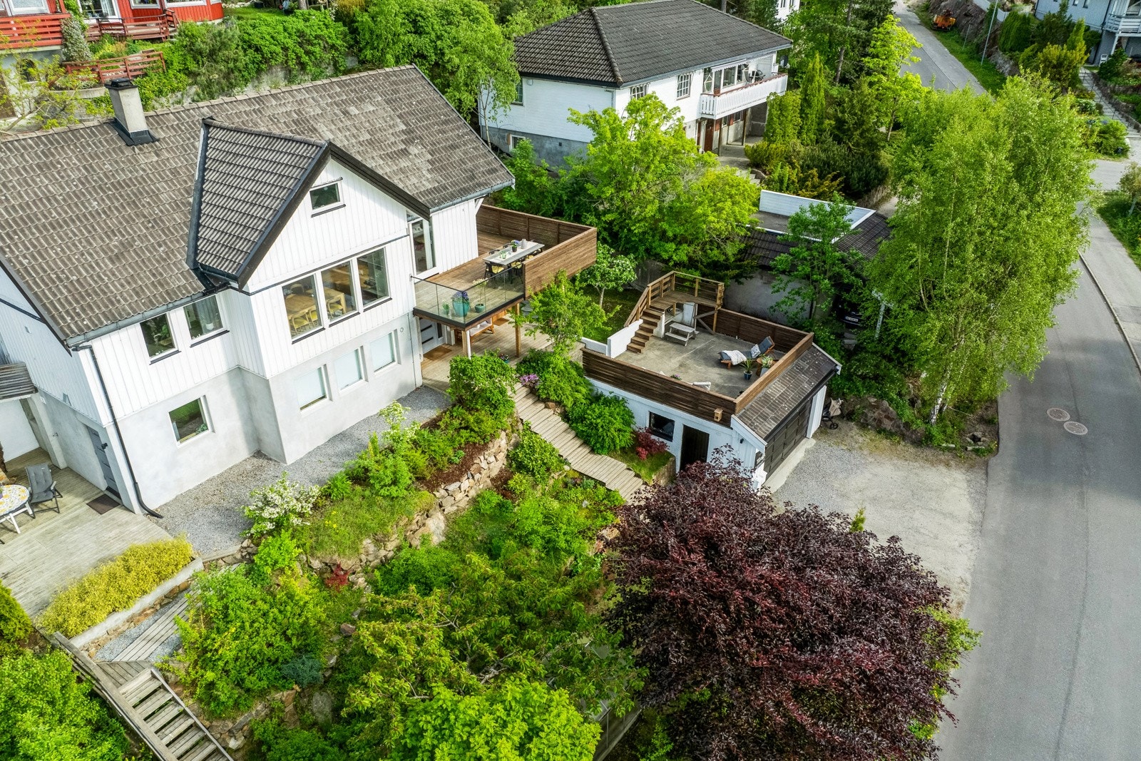 Boligen har gode uteområder på begge sider av huset som gjør at man kan flytte seg etter solen. Galleribilde