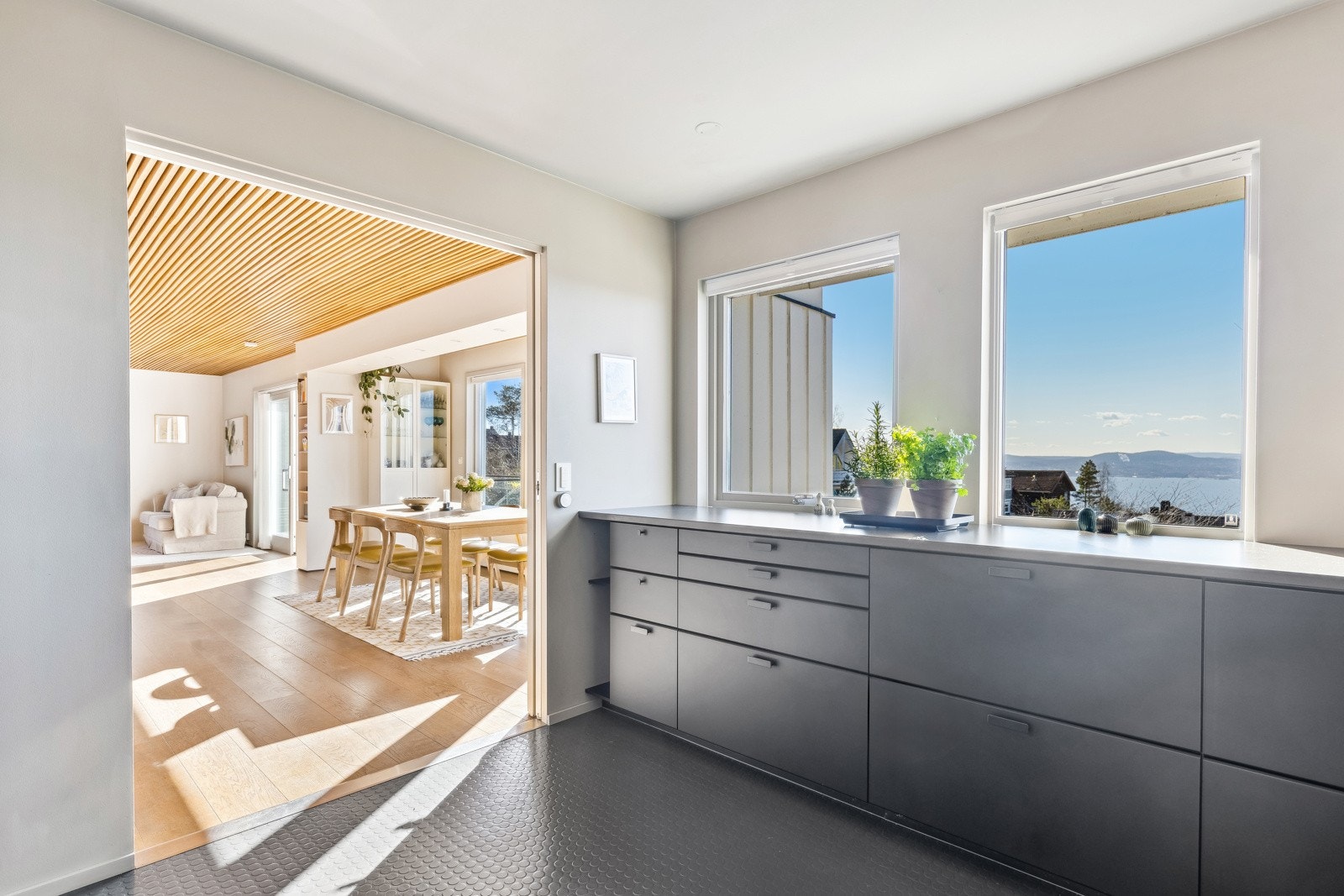 I tillegg har kjøkkenet store vindusflater hvor man kan kokkelere samtidig som man har god utsikt til hagen og sjøen. Galleribilde