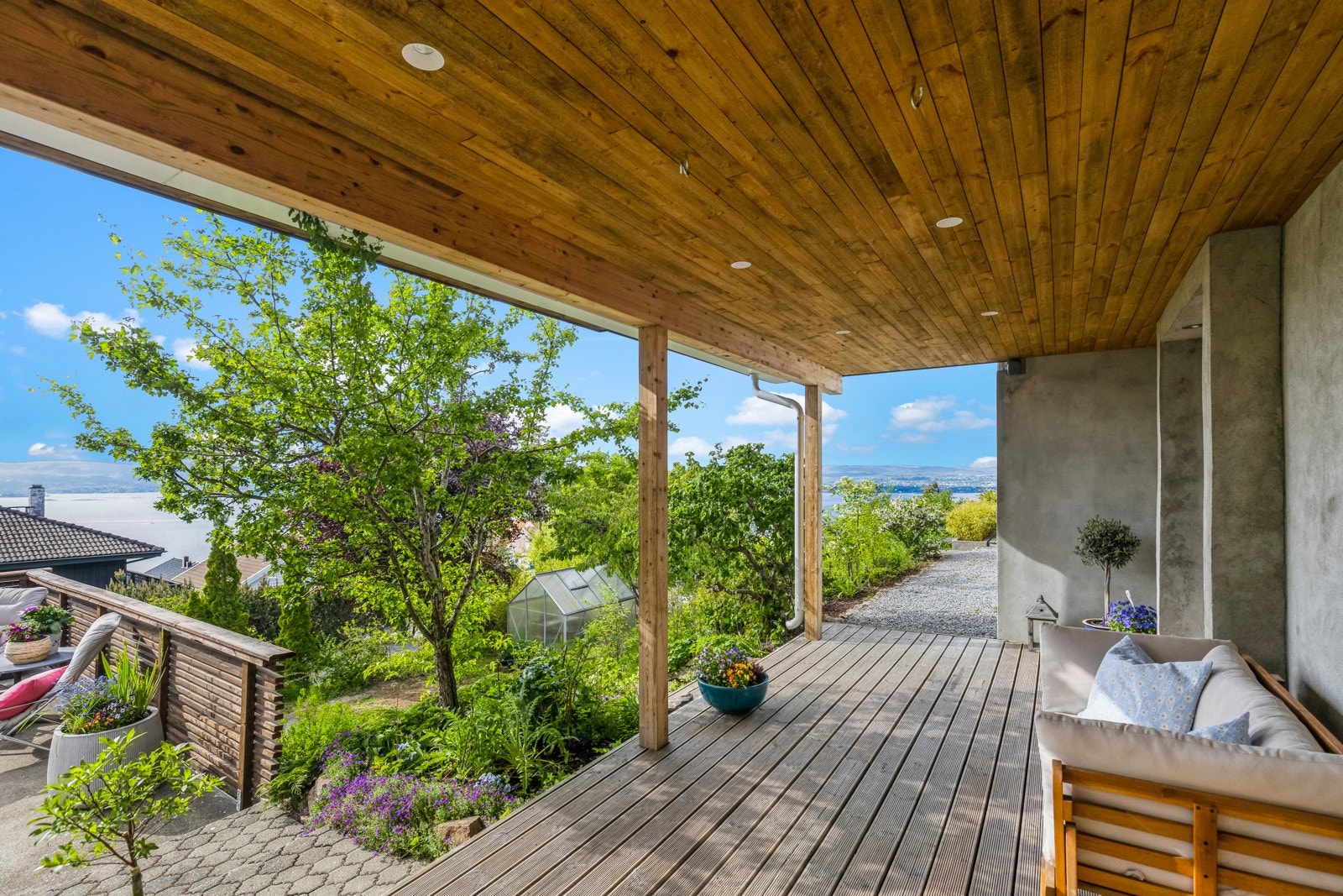 Overbygget inngangsparti med spotter Galleribilde