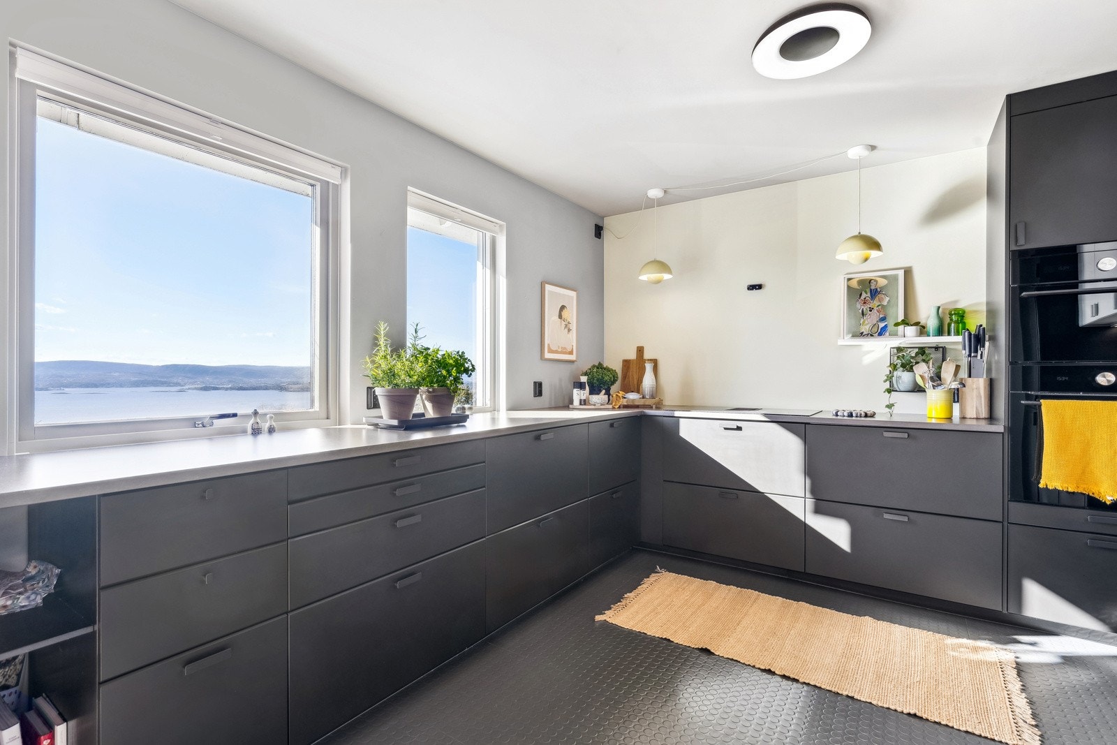 Kjøkkenet har integrerte hvitevarer som kjøleskap/fryser, ovn, platetopp, oppvaskmaskin og ventilator. Galleribilde