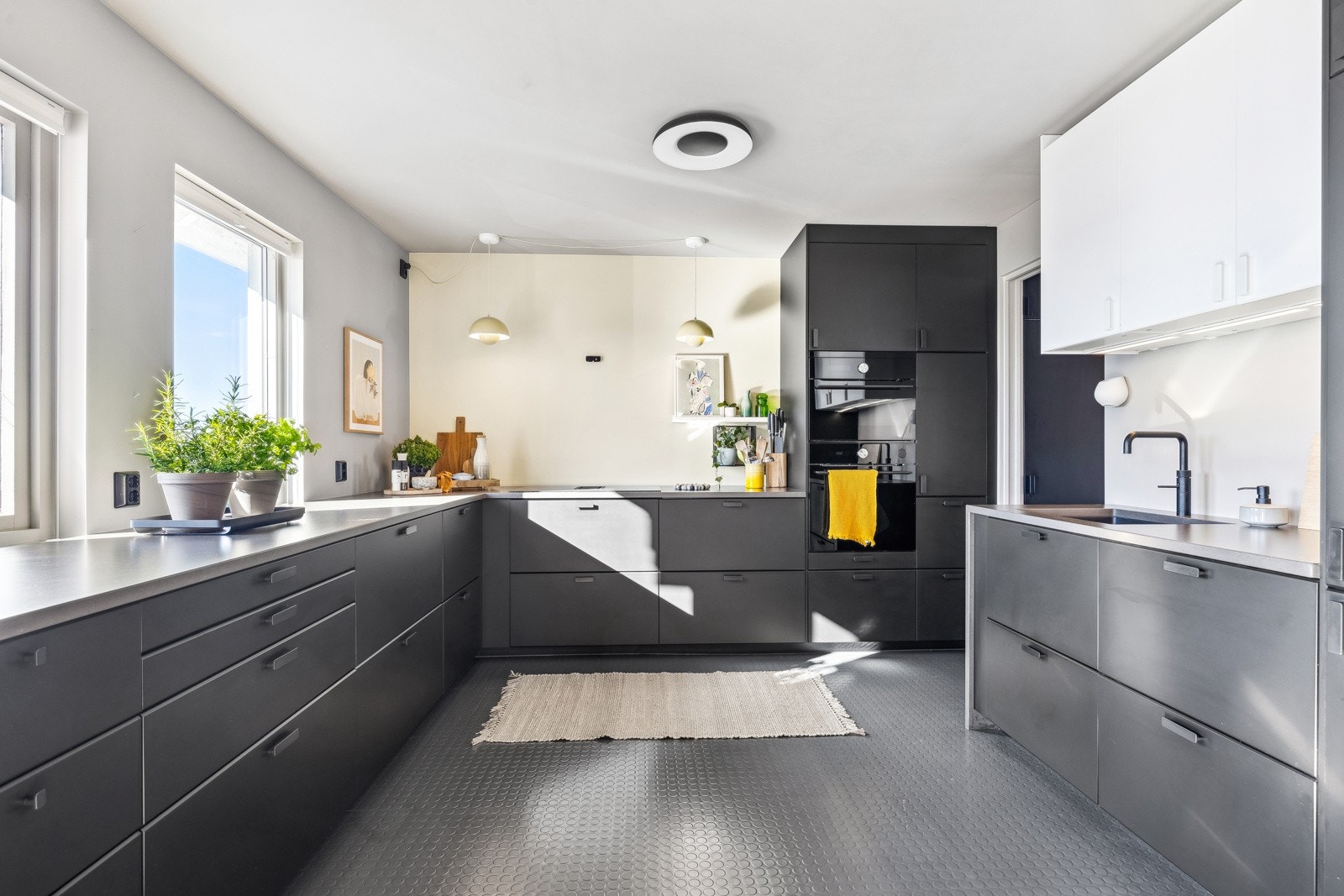 Her er det rikelig med oppbevaring i over- og underskap, samt gode arbeidsflater på benkeplaten. Quooker gir kokende varmt vann rett i kranen. Galleribilde