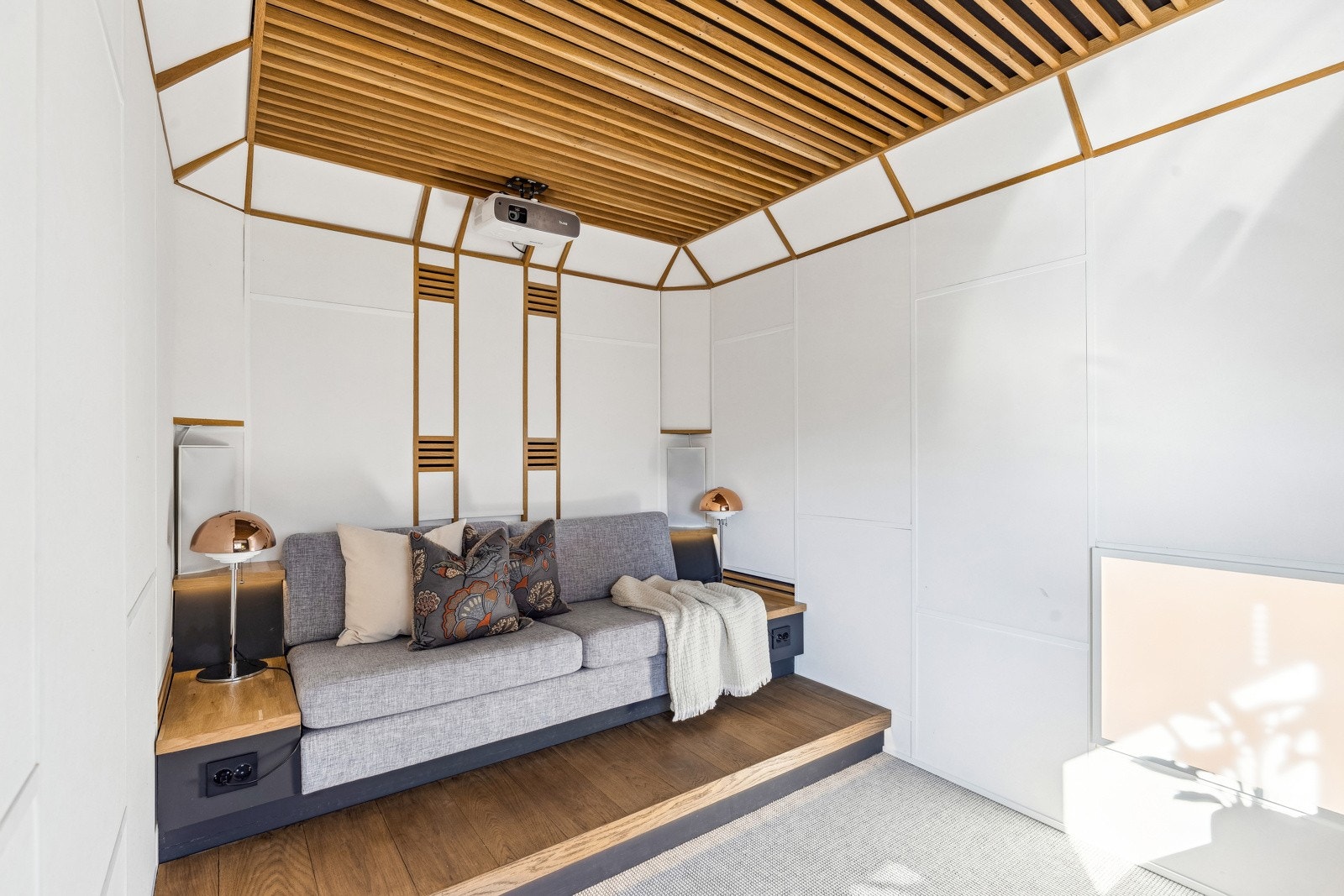 Denne boligen har til og med egen hjemmekino. Dette var opprinnelig soverom, men har lydisolerte dør og vegger, projektor, lerret og surroundanlegg. Galleribilde