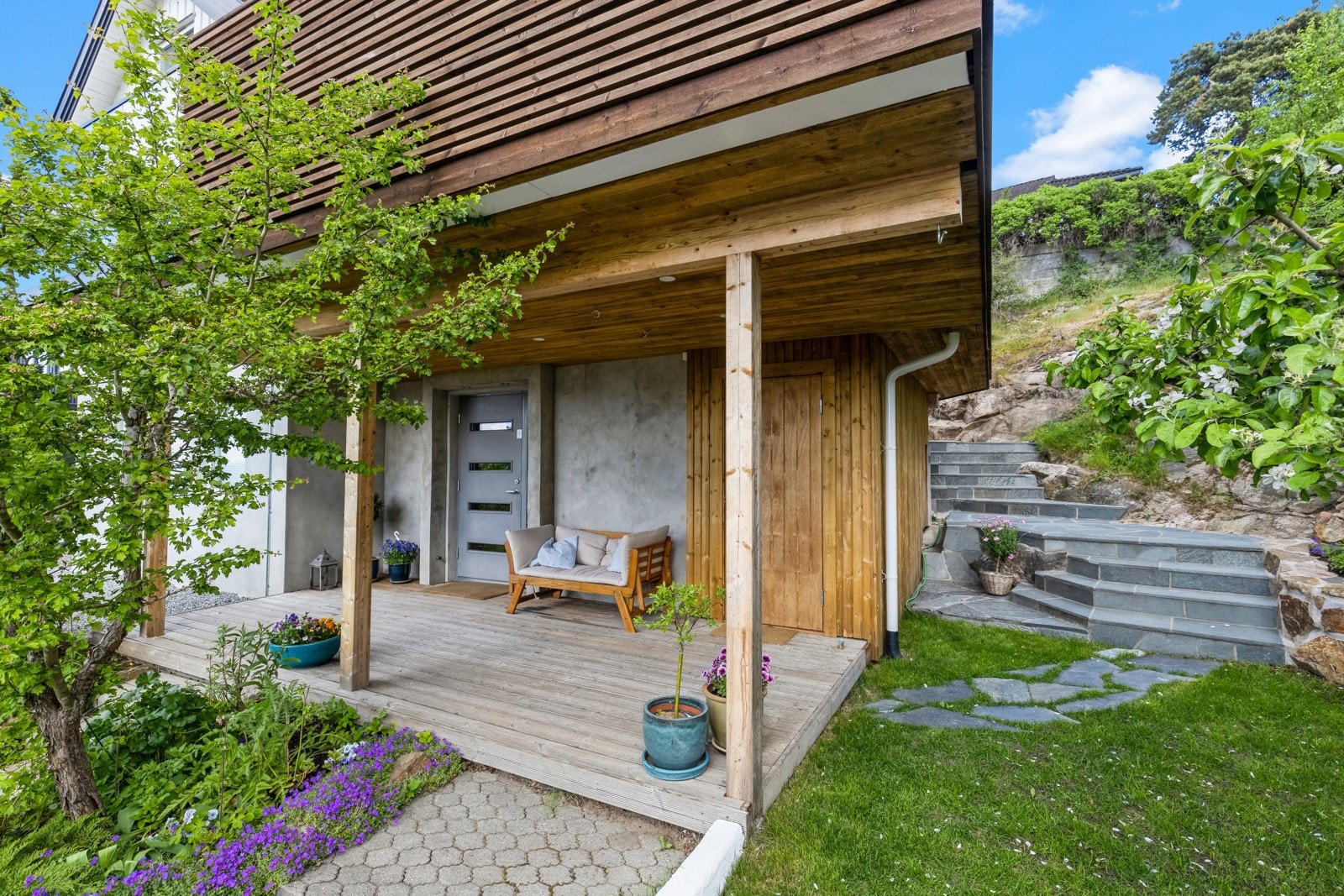 Skiferbelagt gangvei rundt huset Galleribilde