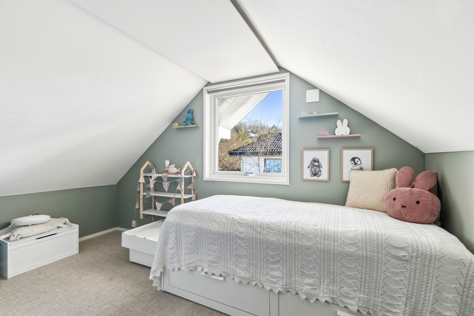 Soverommene har flere bruksmuligheter og kan også fint benyttes som garderobe, gjesterom eller kontor. Galleribilde