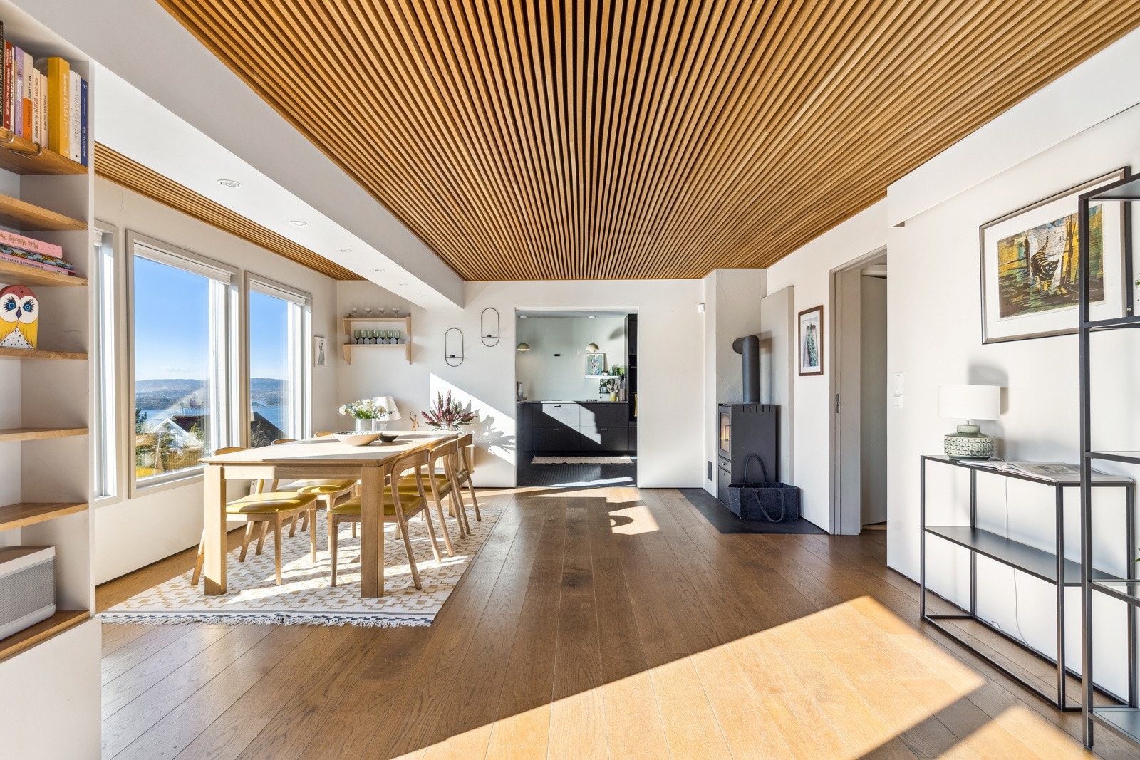 Solstrålene som skinner inn i stuen/ spisestuen er noe man virkelig vil sette pris på. Galleribilde